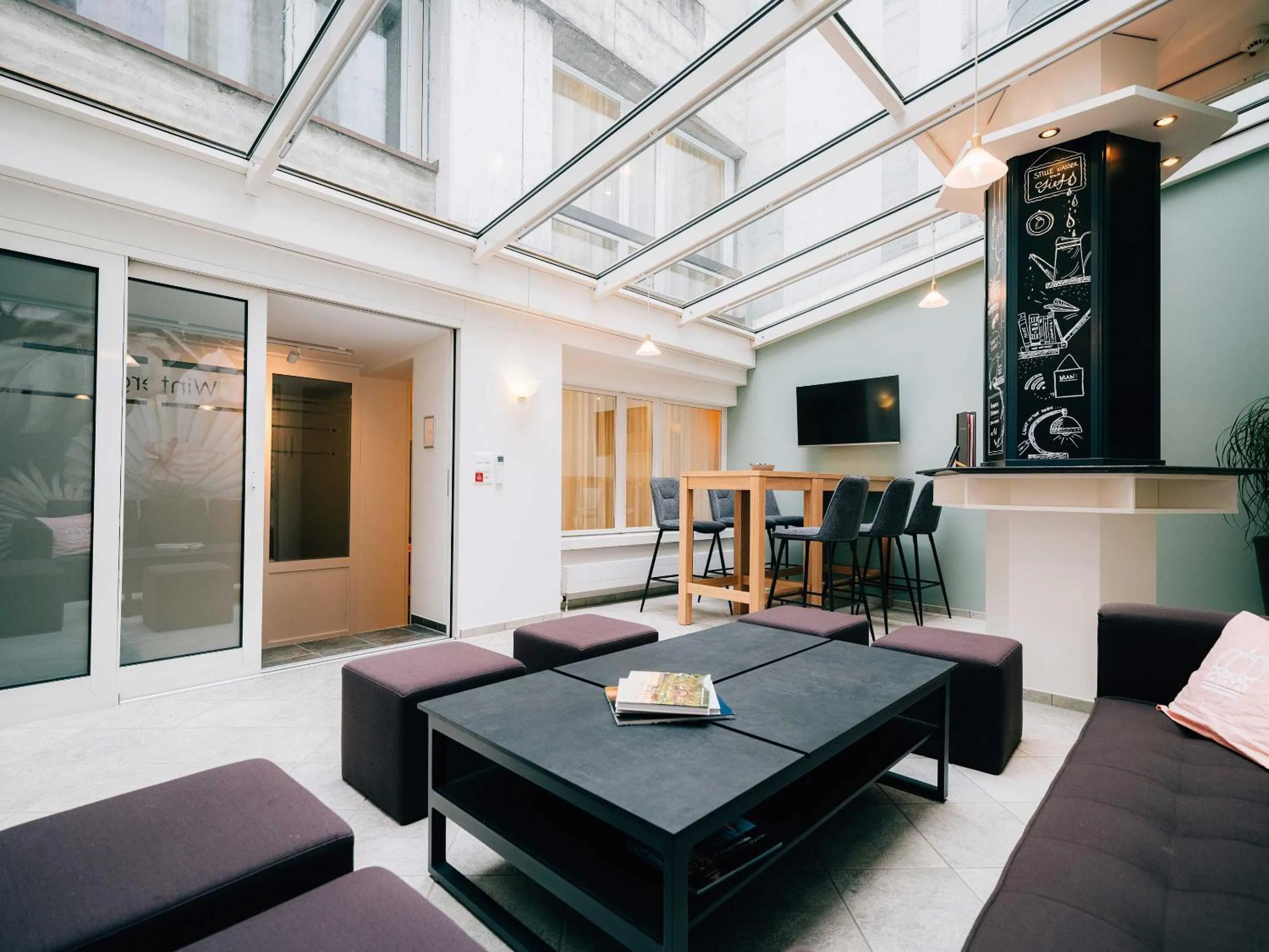 Communal lounge/ TV room in Hotel Krone Thun