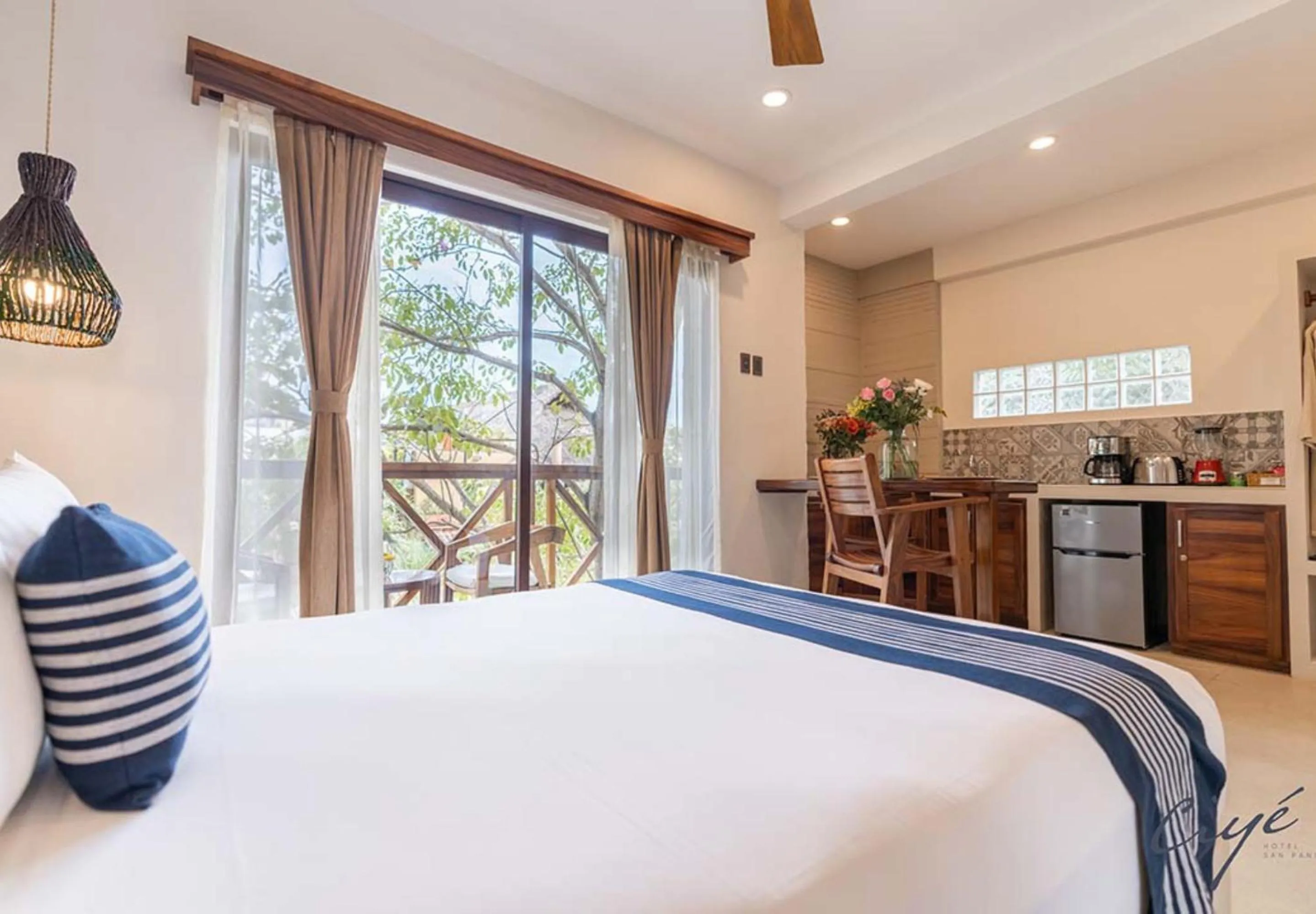 Kitchen or kitchenette, Bed in Ciyé Hotel