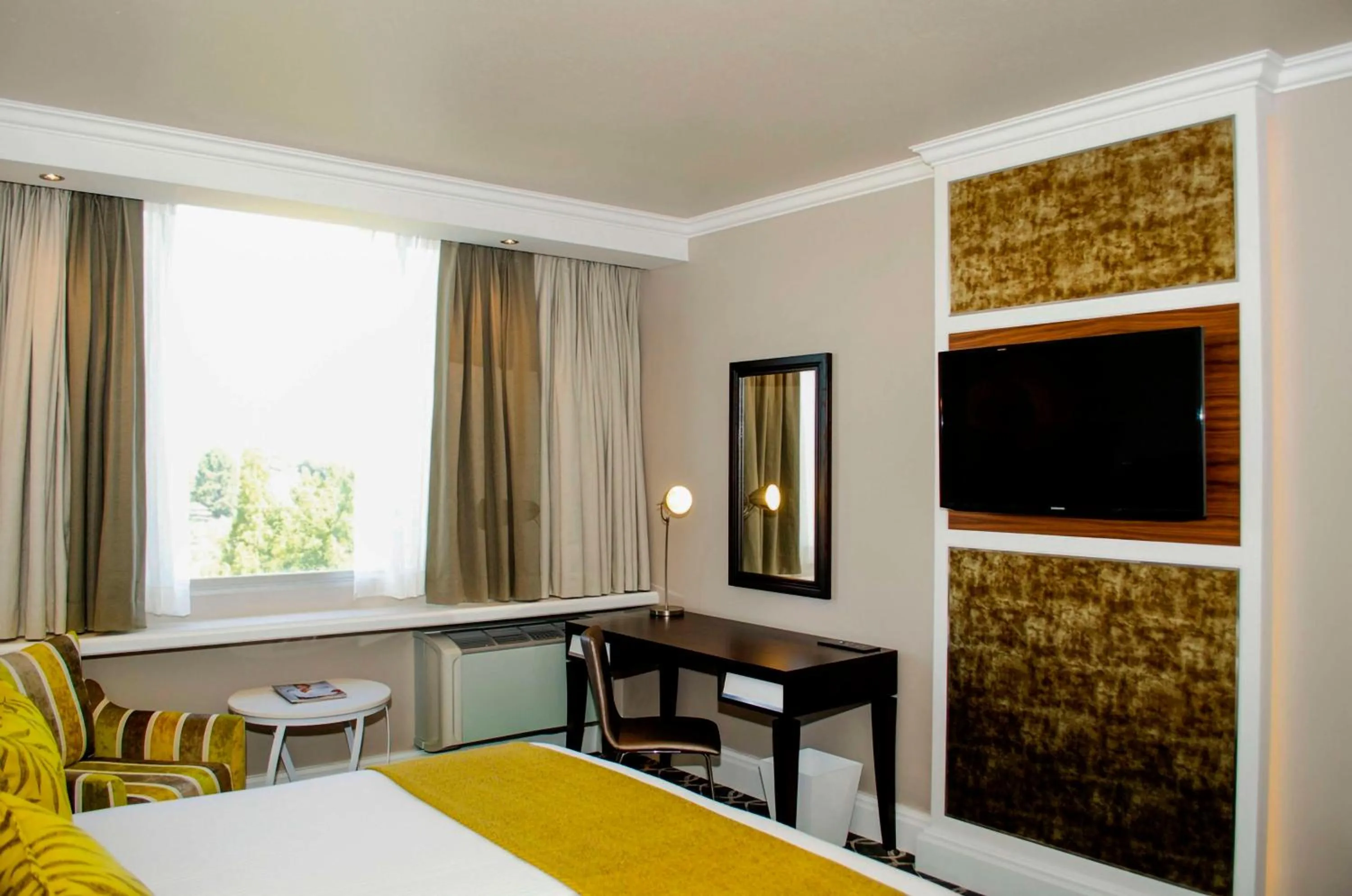 Photo of the whole room, Bed in Riverside Sun