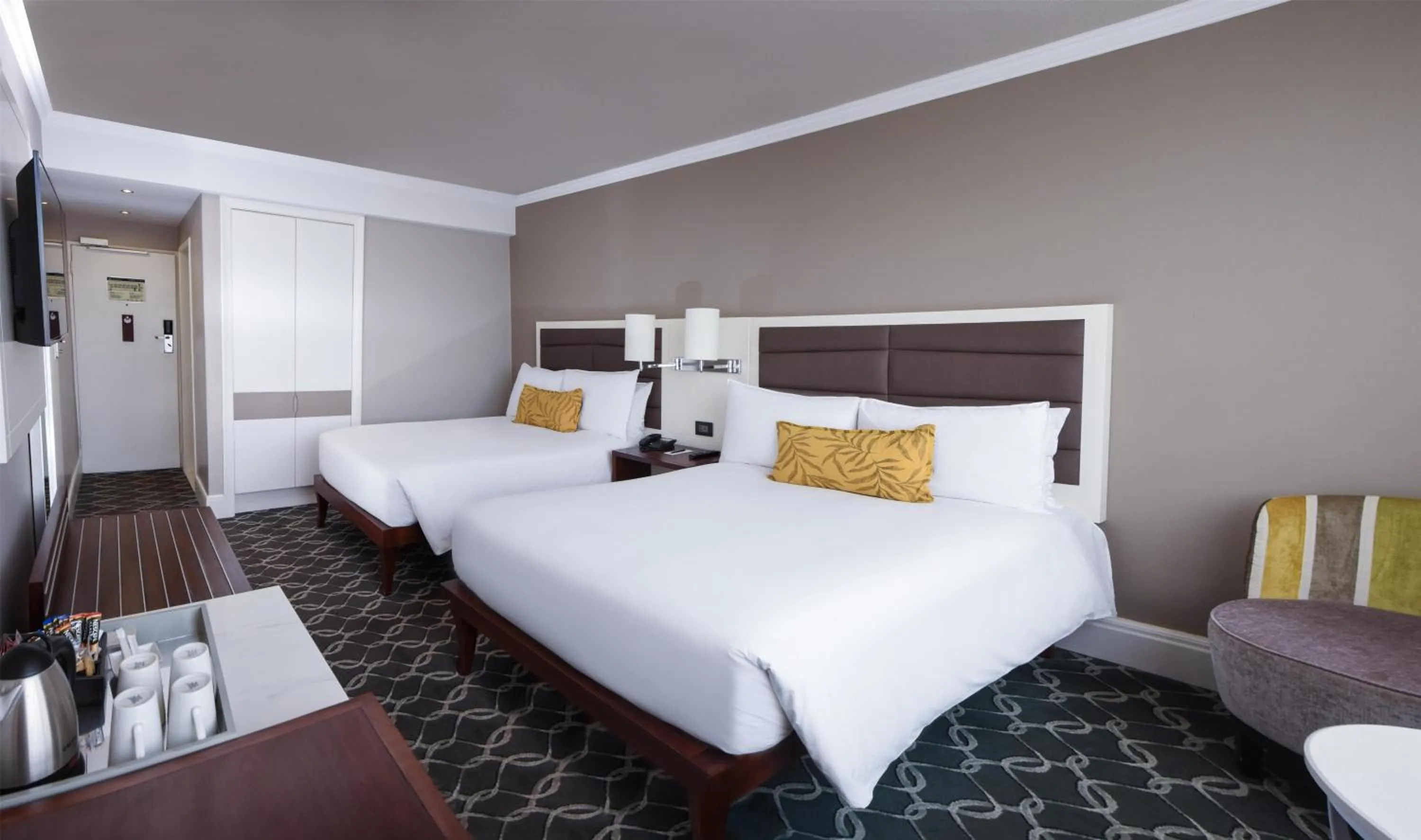 Bedroom, Bed in Riverside Sun