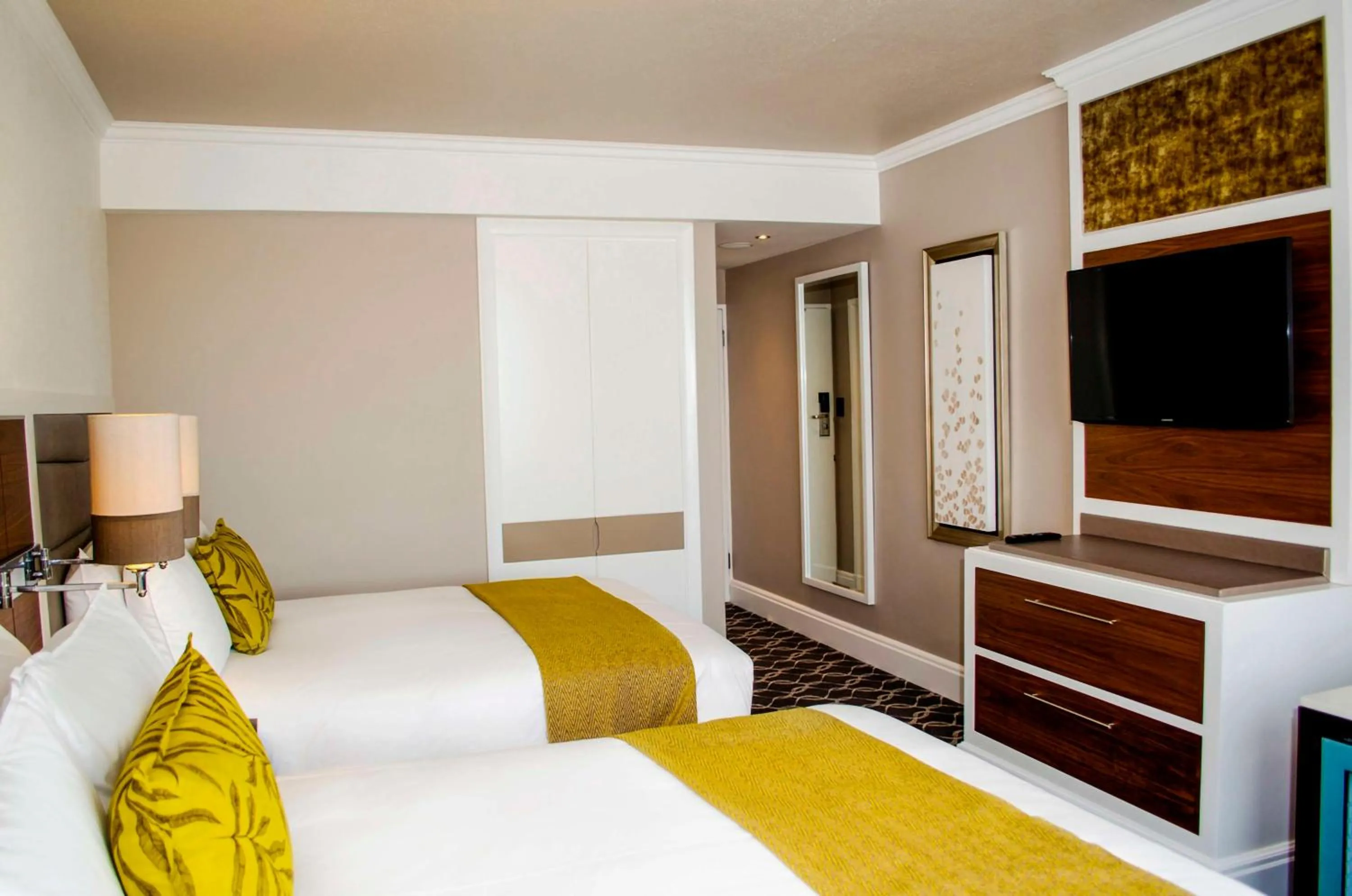 Bedroom, Bed in Riverside Sun