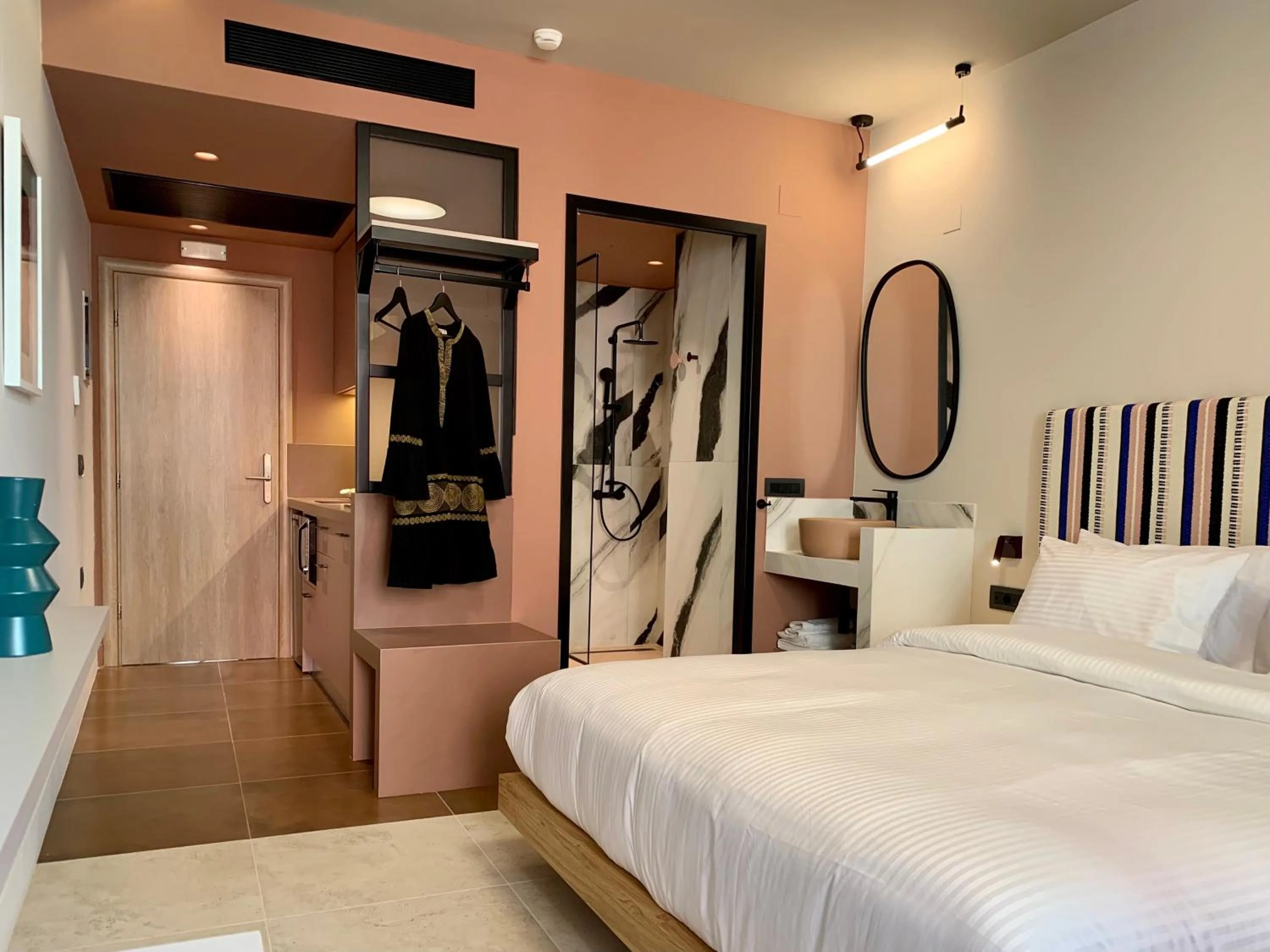 Shower, Bed in Pavo Art Hotel