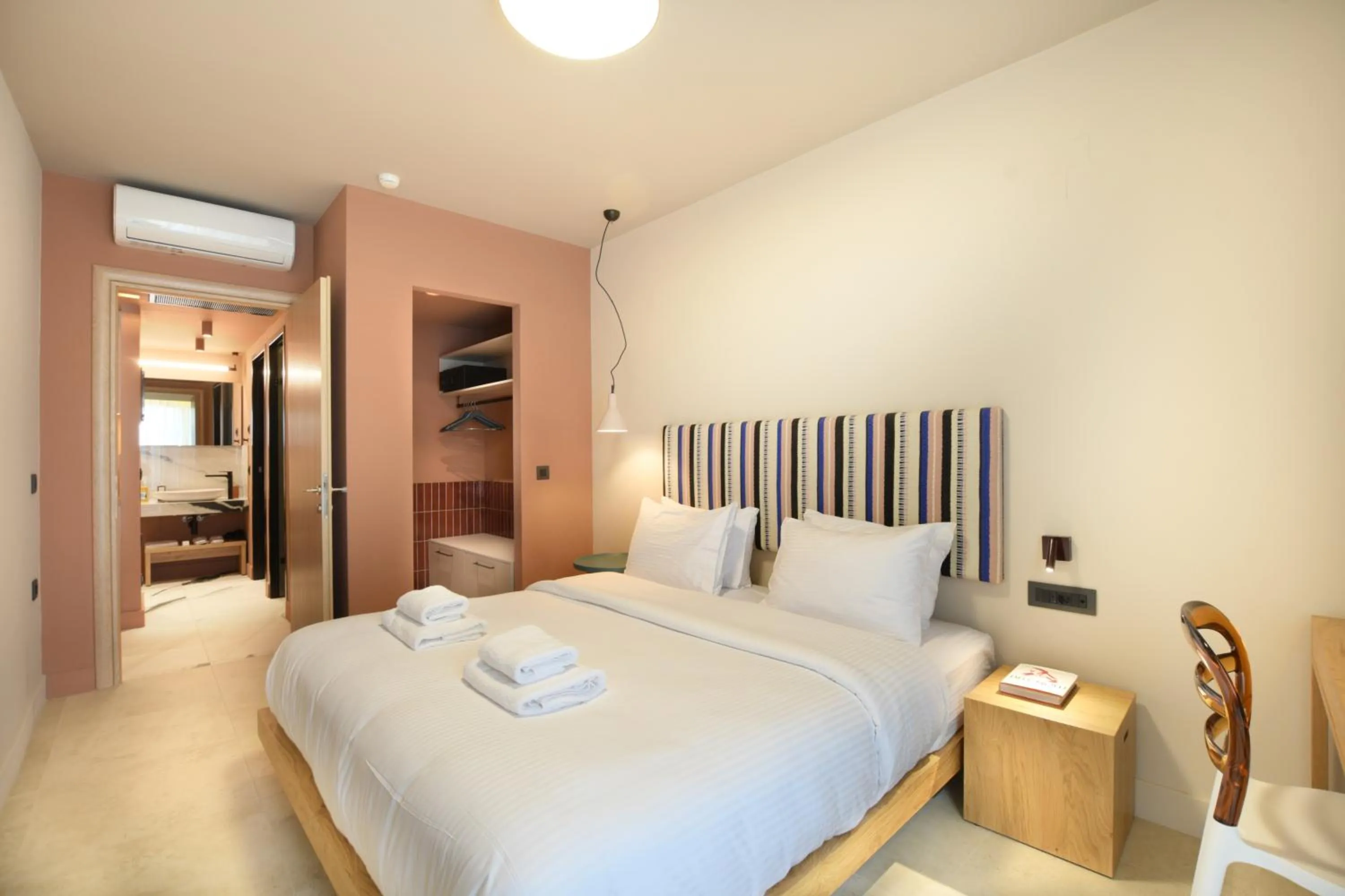 Bed in Pavo Art Hotel