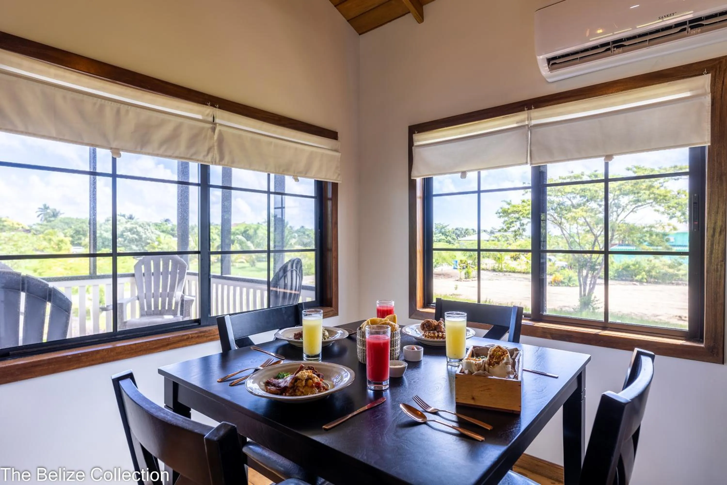 Living room in The Lodge at Jaguar Reef