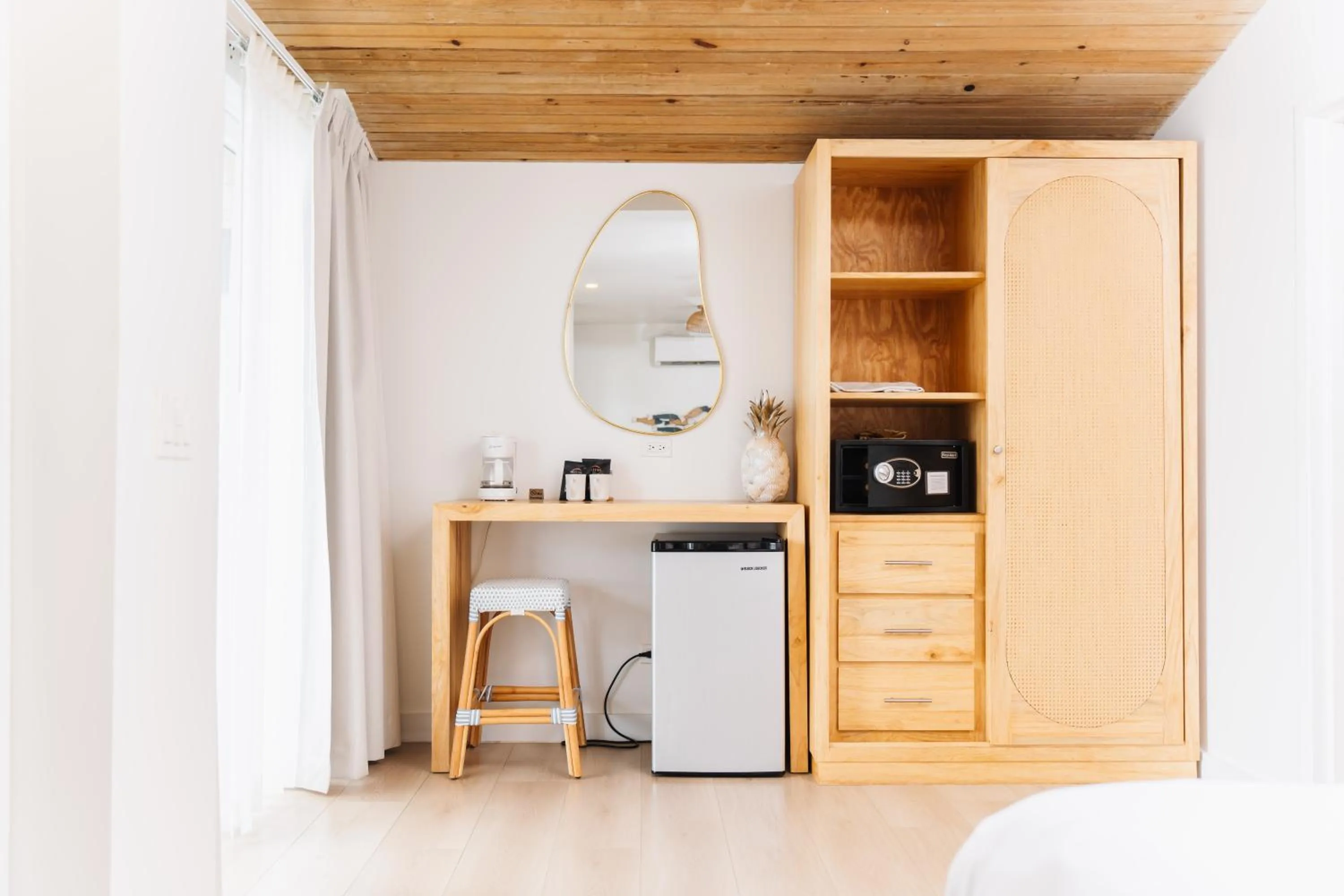 wardrobe, Bed in The Beach House Boutique Hotel