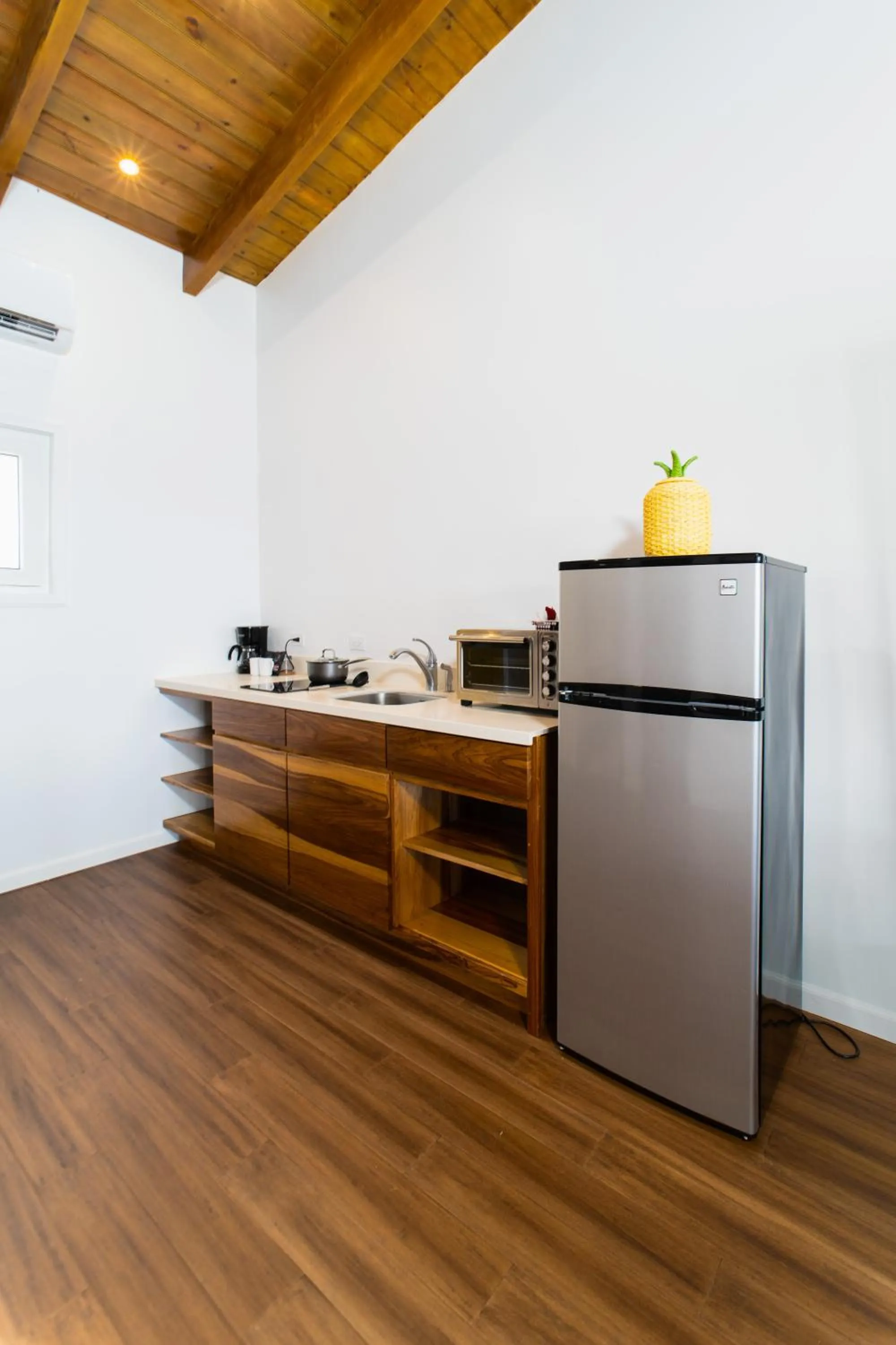 Kitchen or kitchenette in The Beach House Boutique Hotel