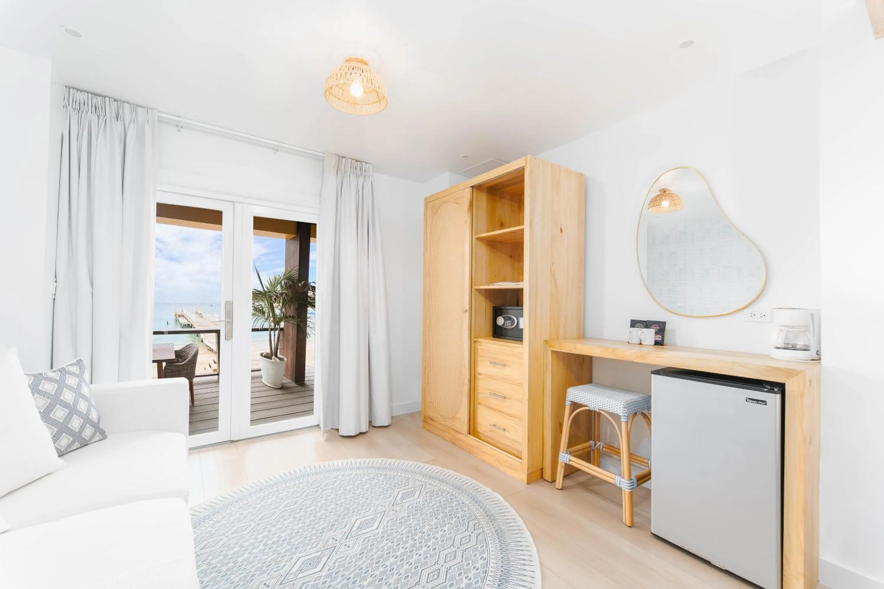 wardrobe, Bed in The Beach House Boutique Hotel