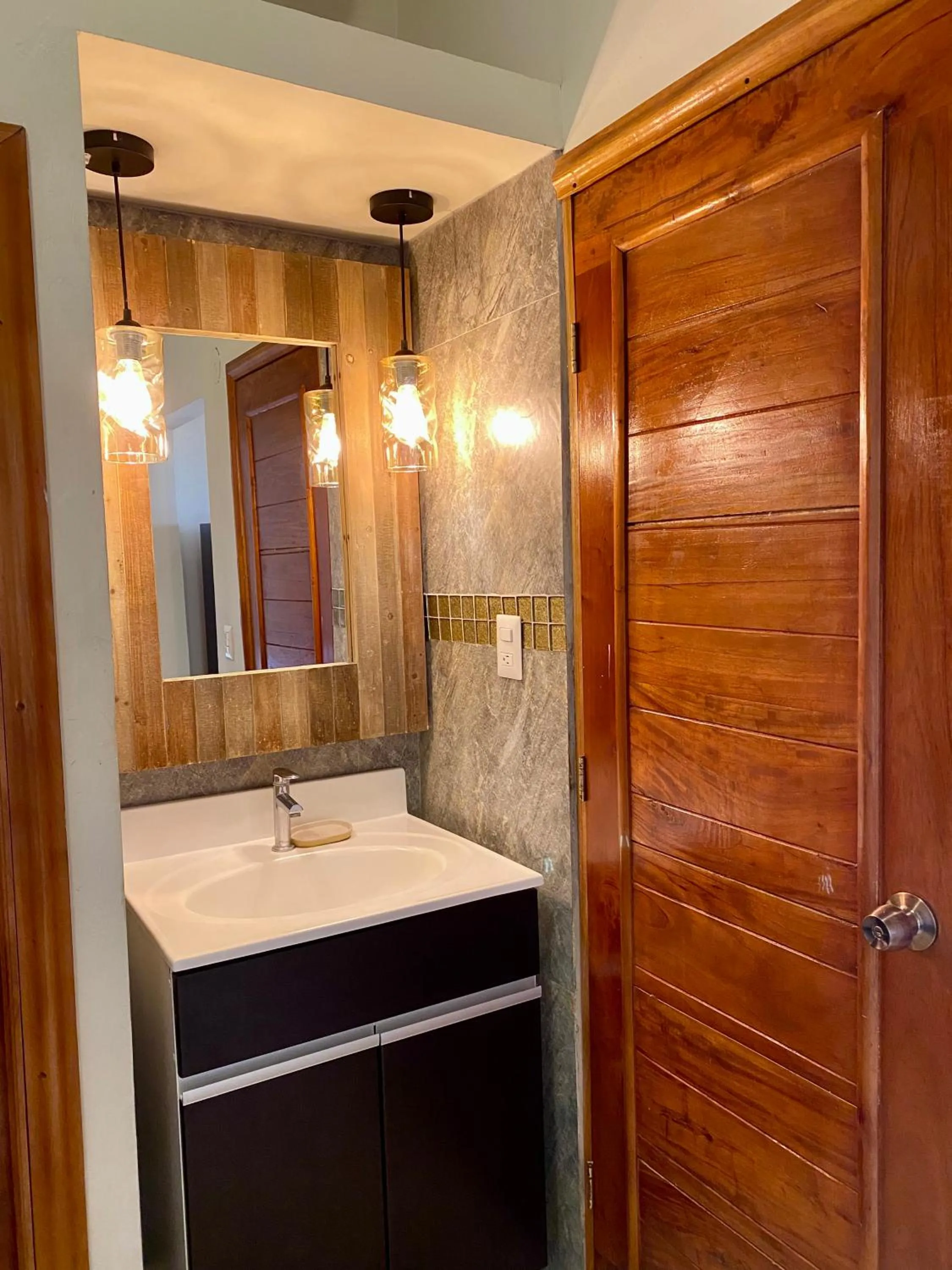 Bathroom, Bed in Vista Las Olas Resort