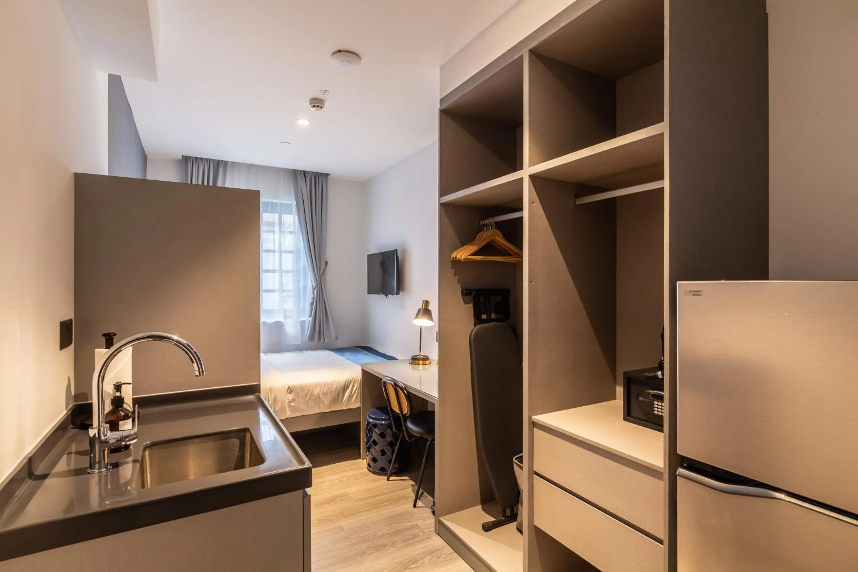 wardrobe, Bed in Heritage Collection on Boat Quay - Quayside Wing - Mobile App Check-In
