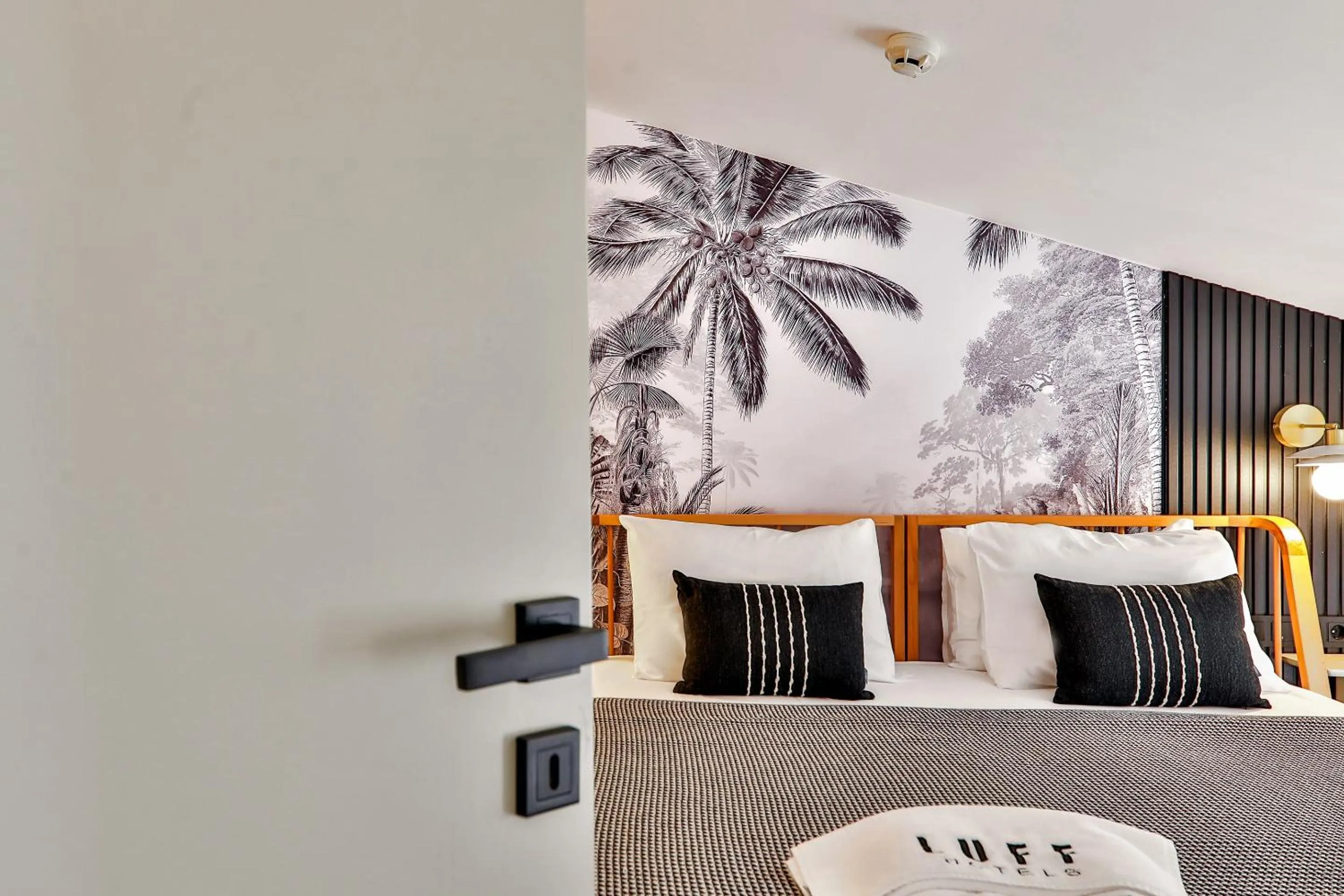 Bedroom, Bed in Luff Suites