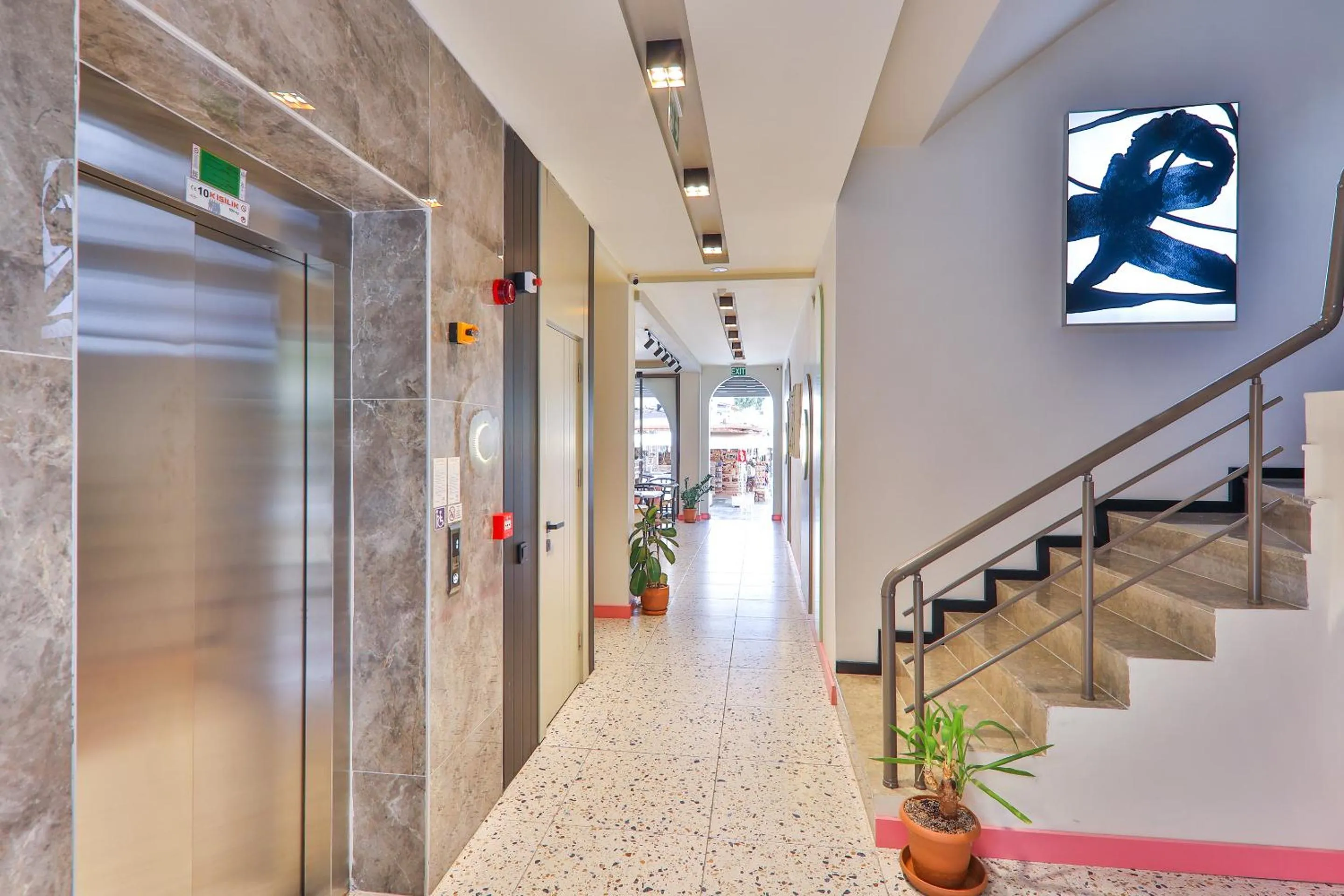 Facade/entrance in Luff Suites