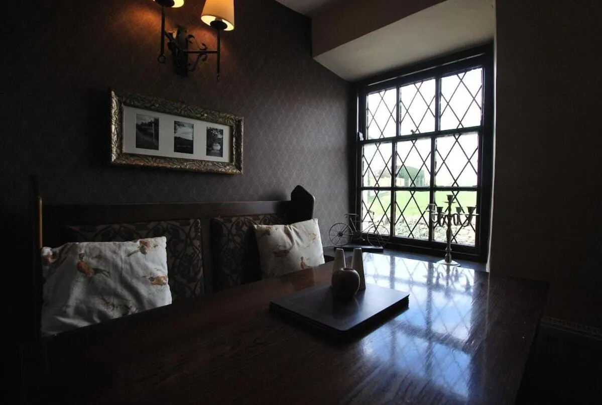 Dining area, Bed in the punchbowl hotel