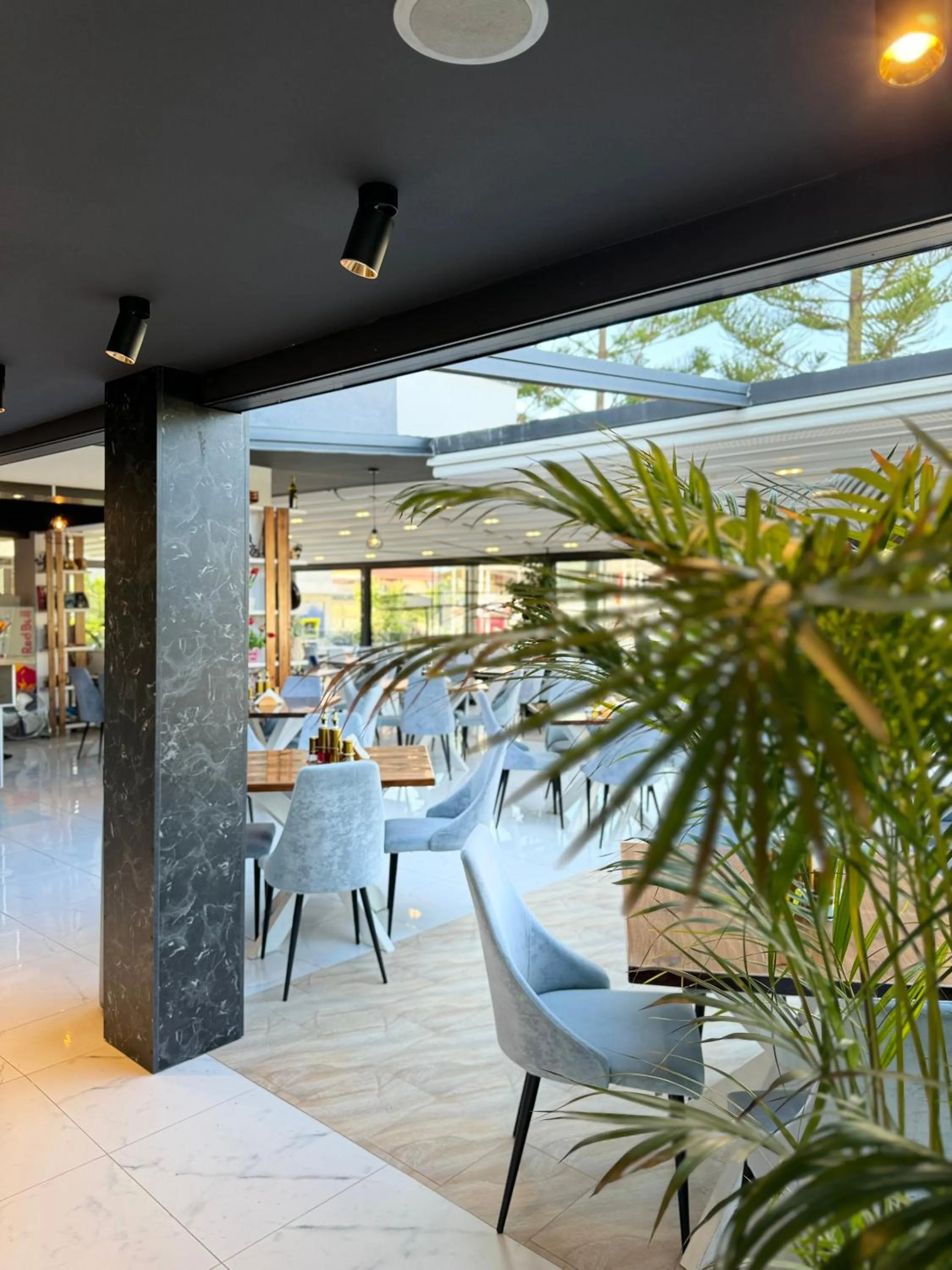 Restaurant/places to eat in Hotel Joni Premium