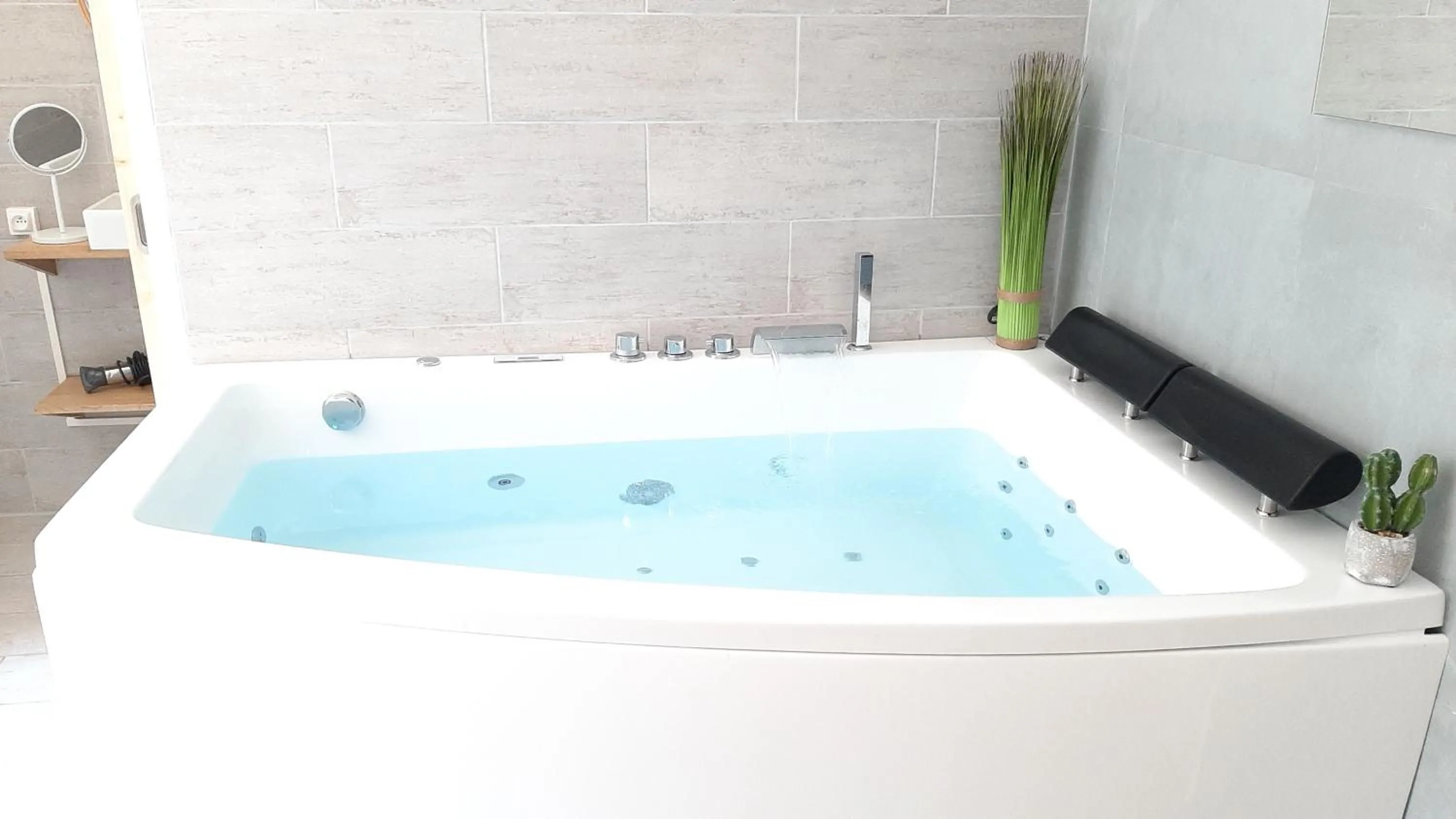 Hot Tub in Allegria Nimes Chambre Deluxe Spa