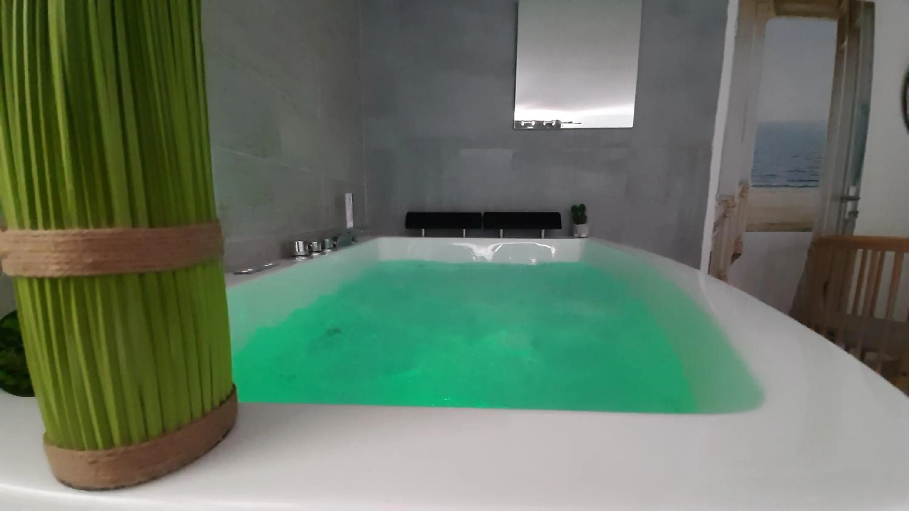 Hot Tub in Allegria Nimes Chambre Deluxe Spa