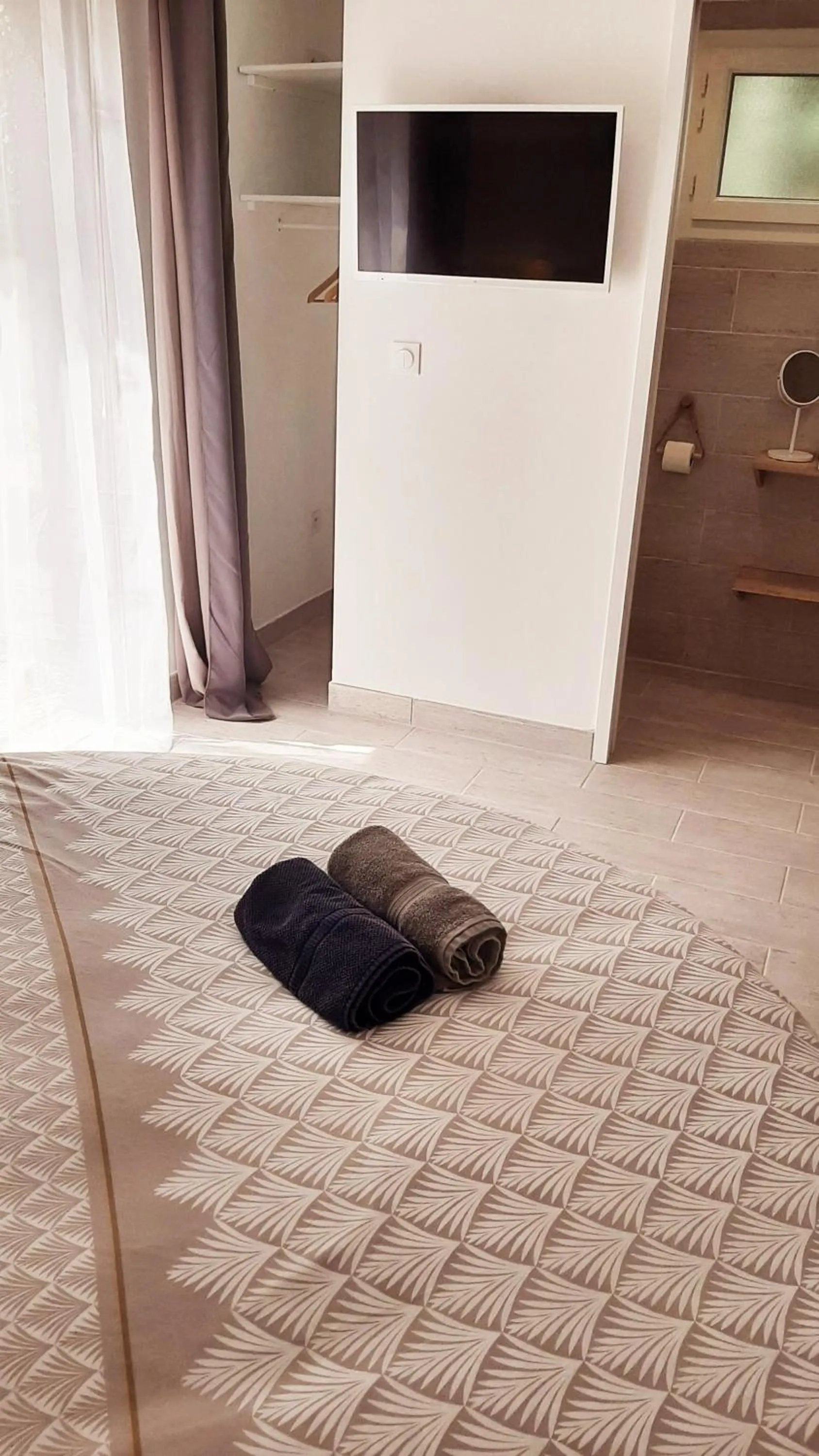 TV and multimedia, Bed in Allegria Nimes Chambre Deluxe Spa