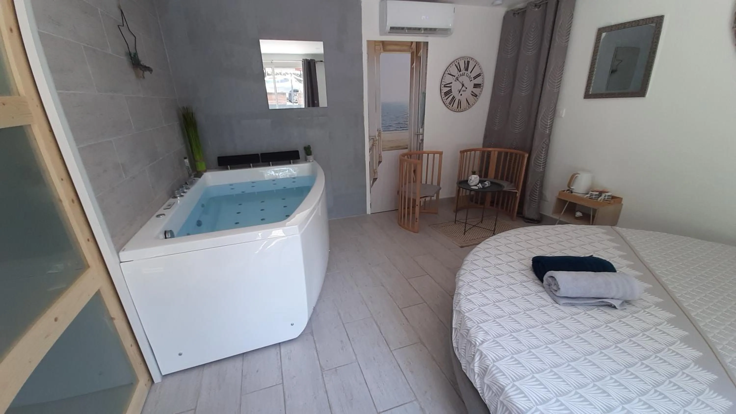 Hot Tub, Bed in Allegria Nimes Chambre Deluxe Spa