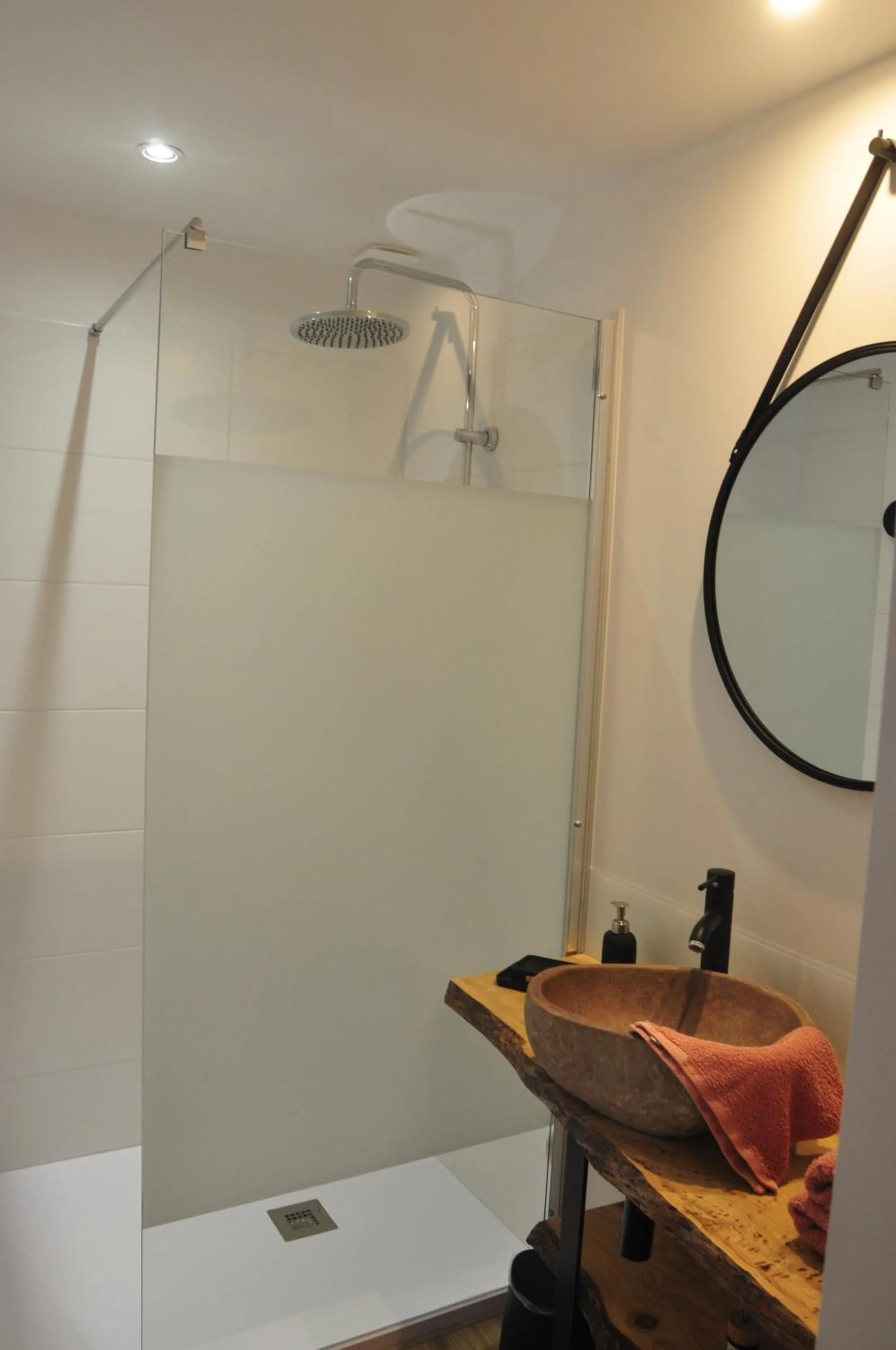 Shower in Chambre d'hôtes A la clé des champs Varen