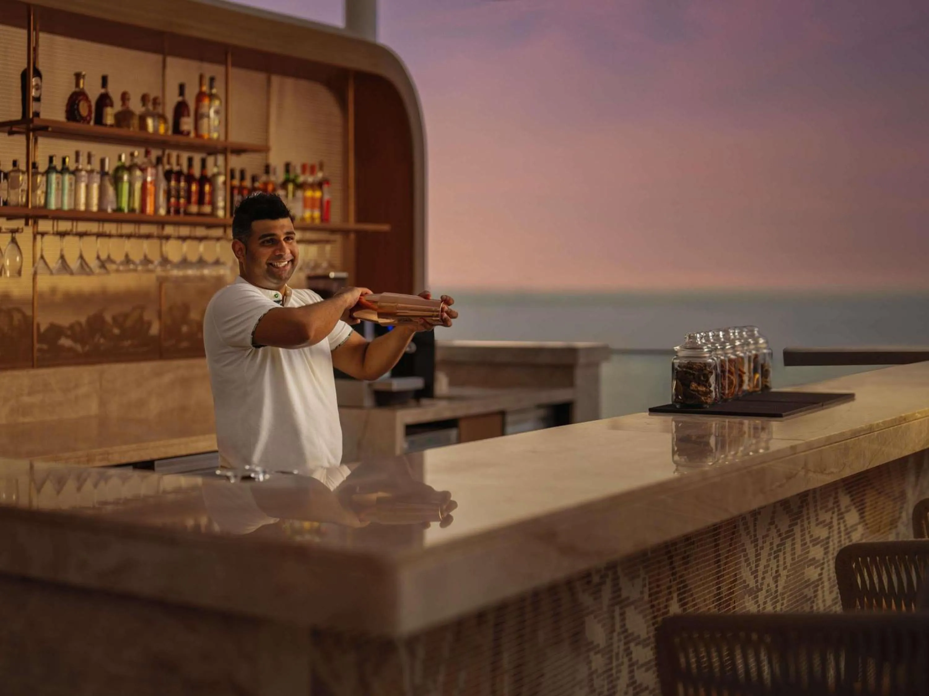 Lounge or bar in Pullman Resort Al Marjan Island