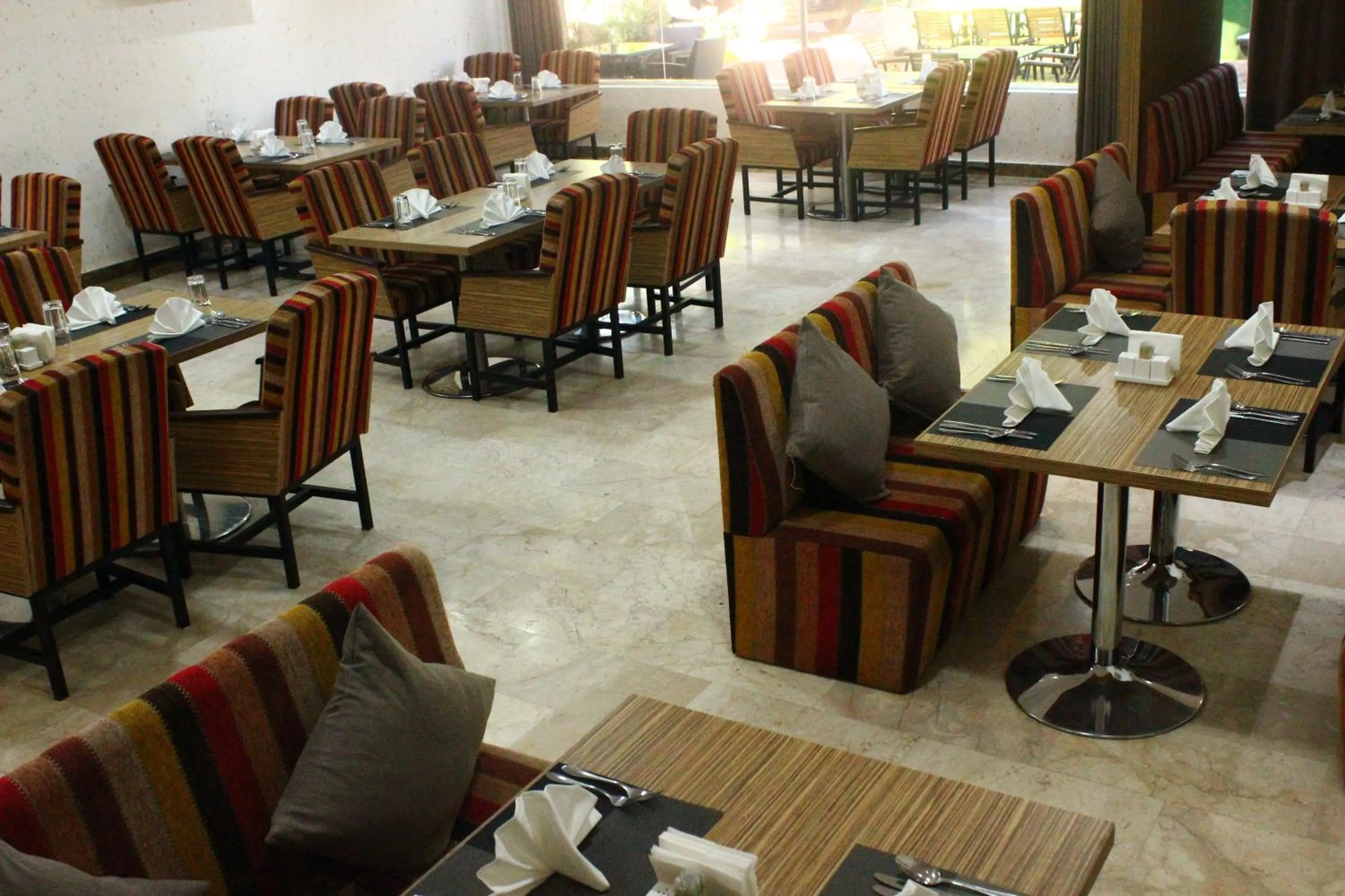 Restaurant/places to eat in Palm Hotel