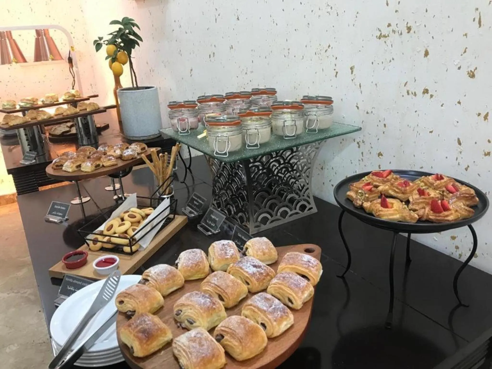 Restaurant/places to eat in Palm Hotel