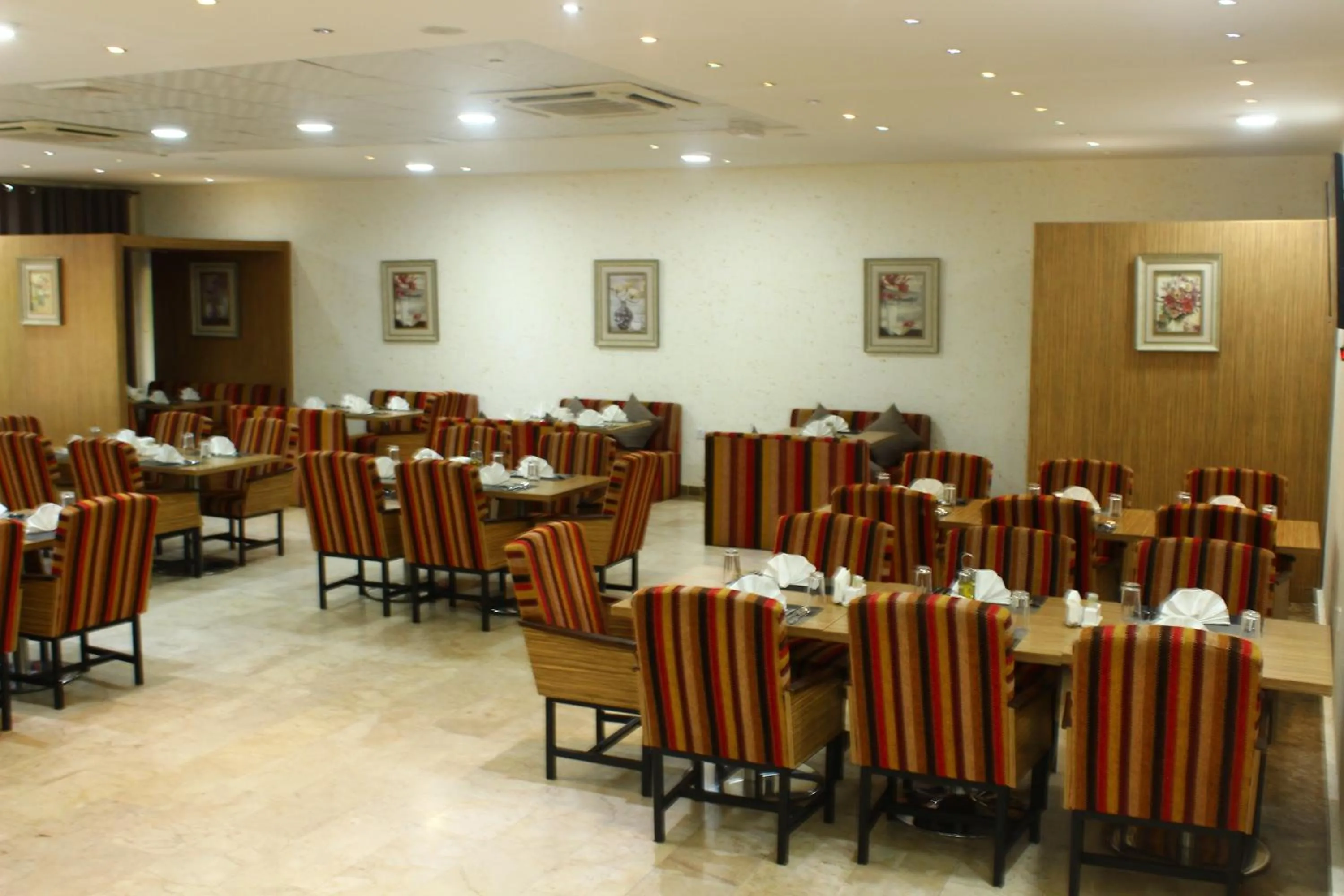 Restaurant/places to eat in Palm Hotel