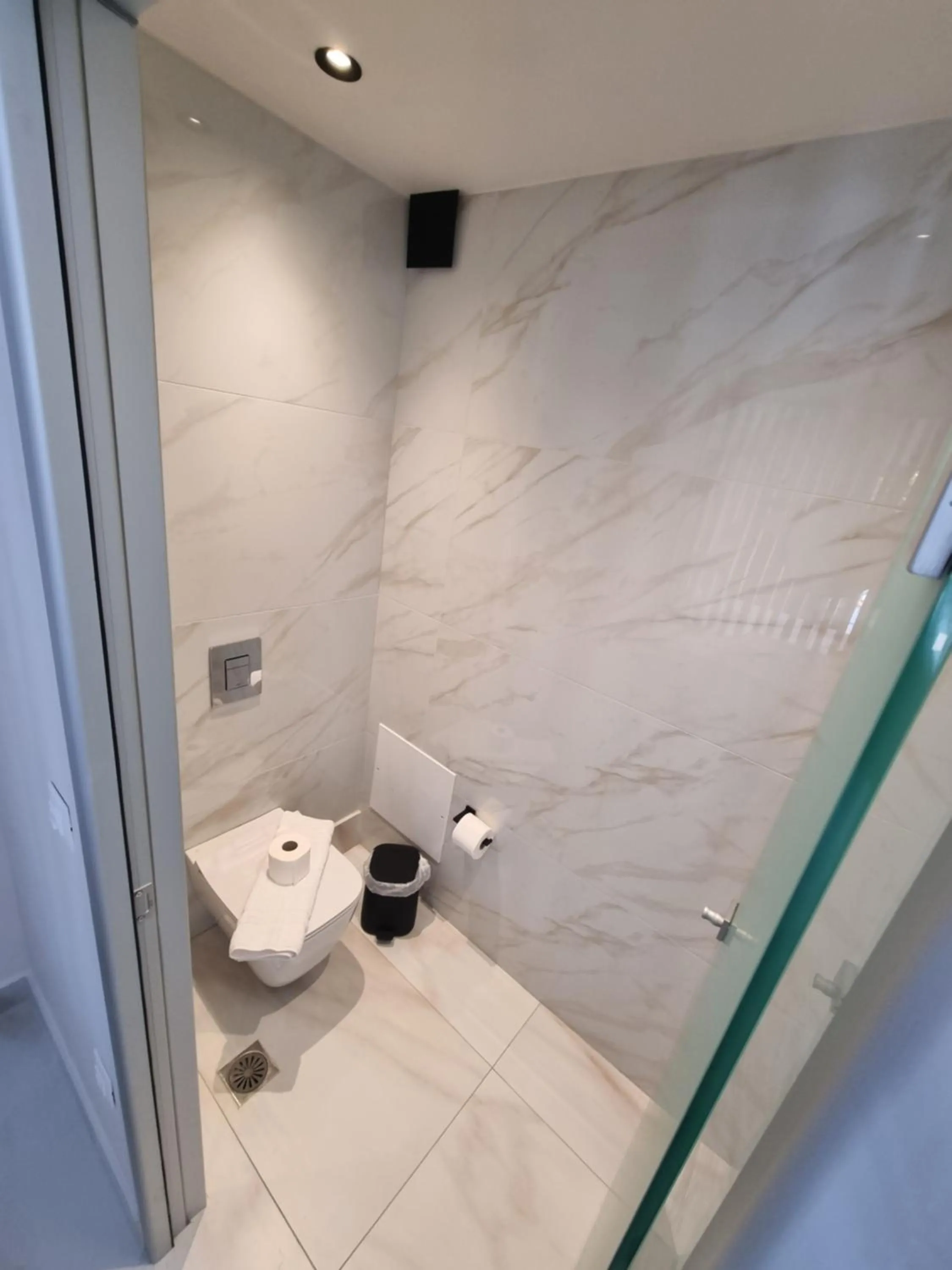 Toilet in Leonidas Studios & Apartments