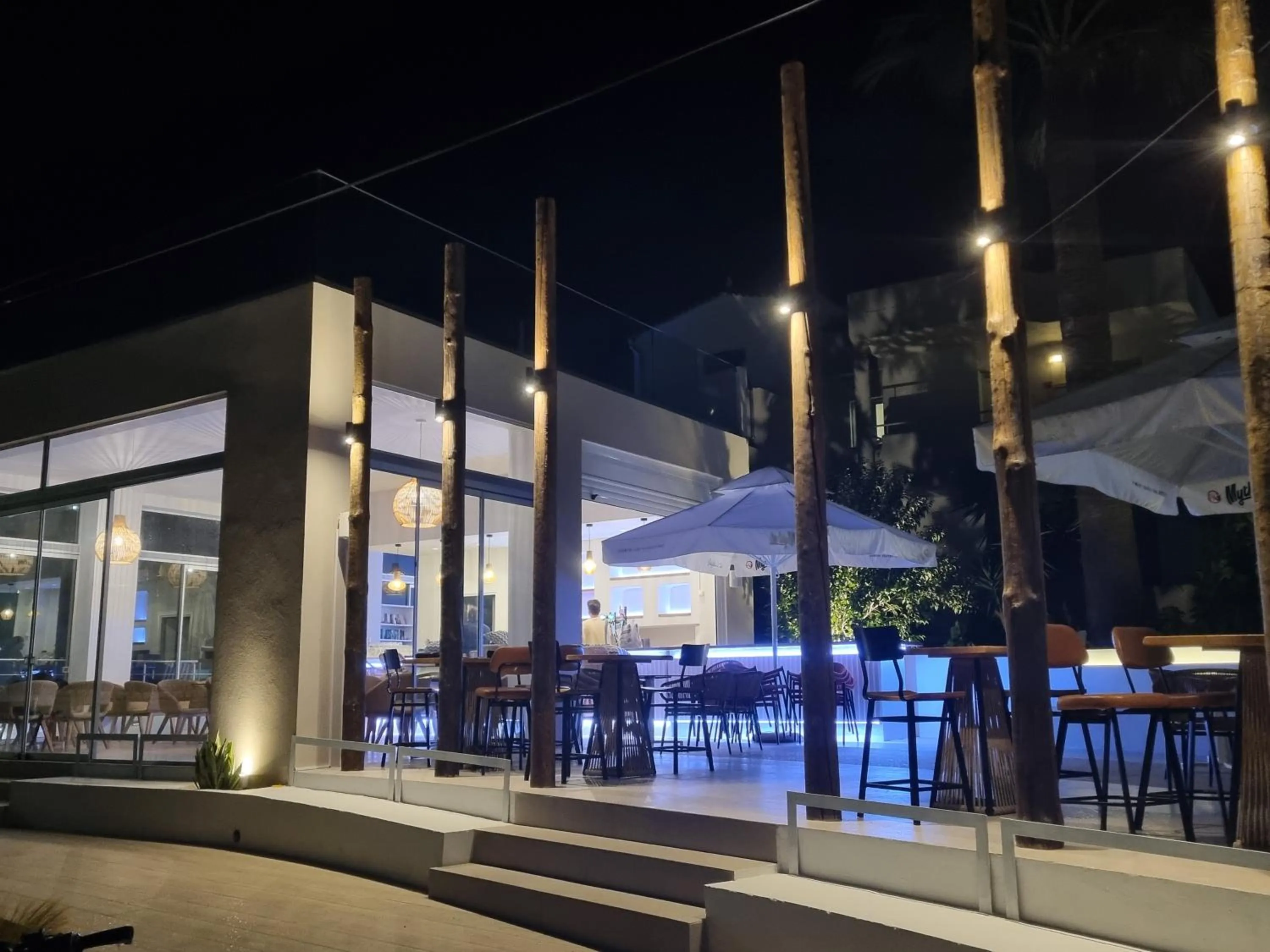 Restaurant/places to eat in Leonidas Studios & Apartments