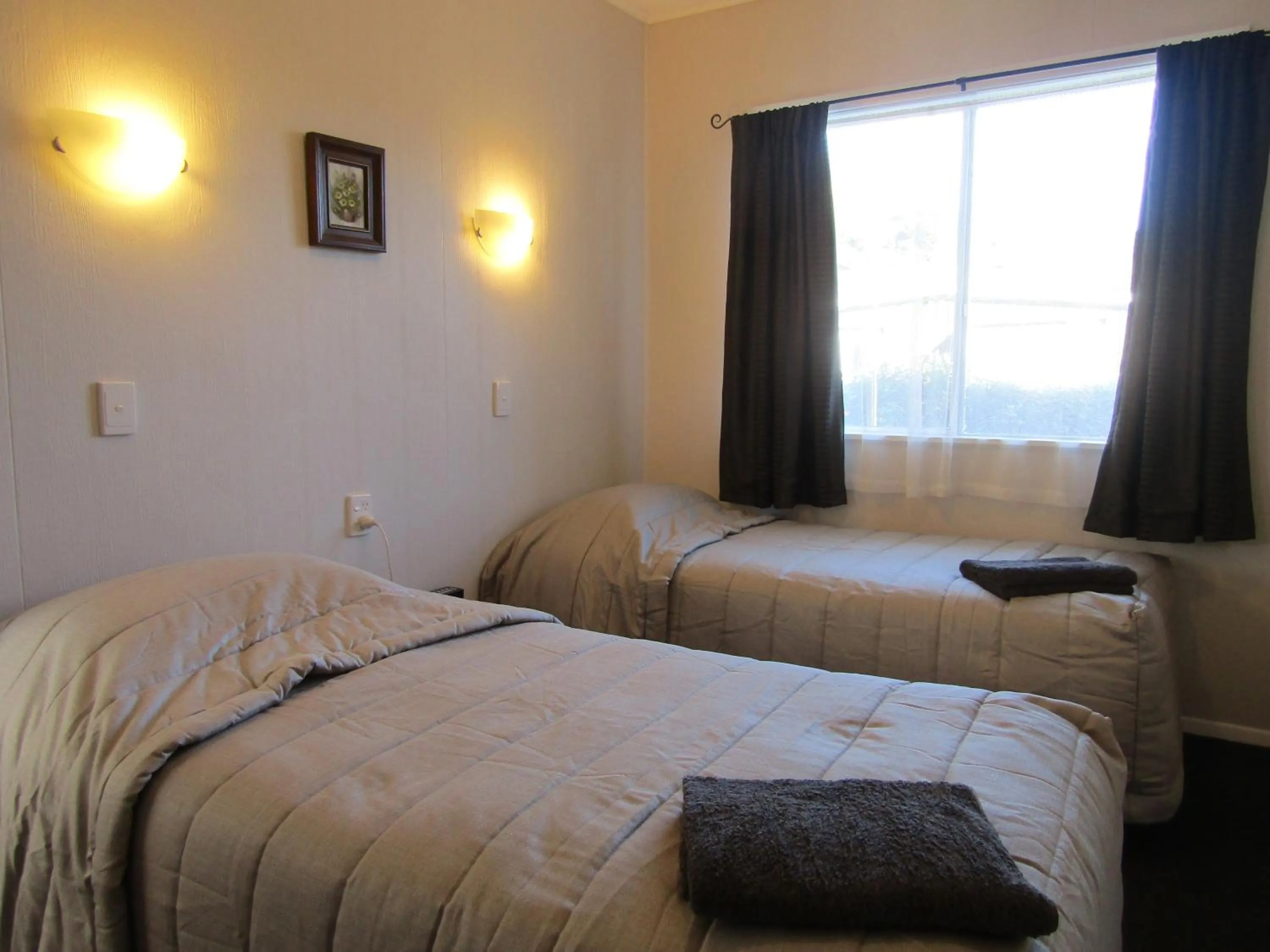 Bed in Beachside Sunnyvale Motel