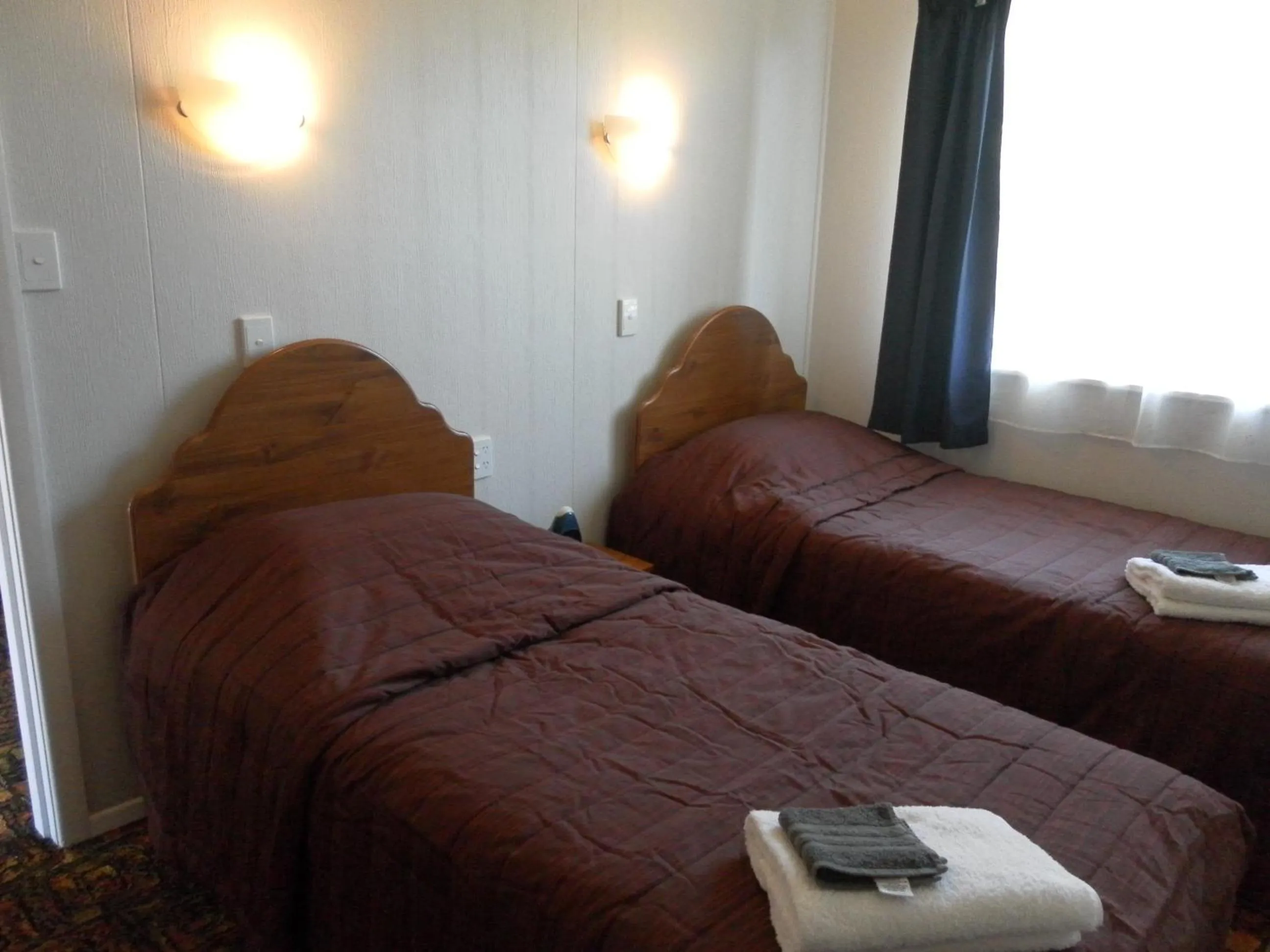 Bed in Beachside Sunnyvale Motel