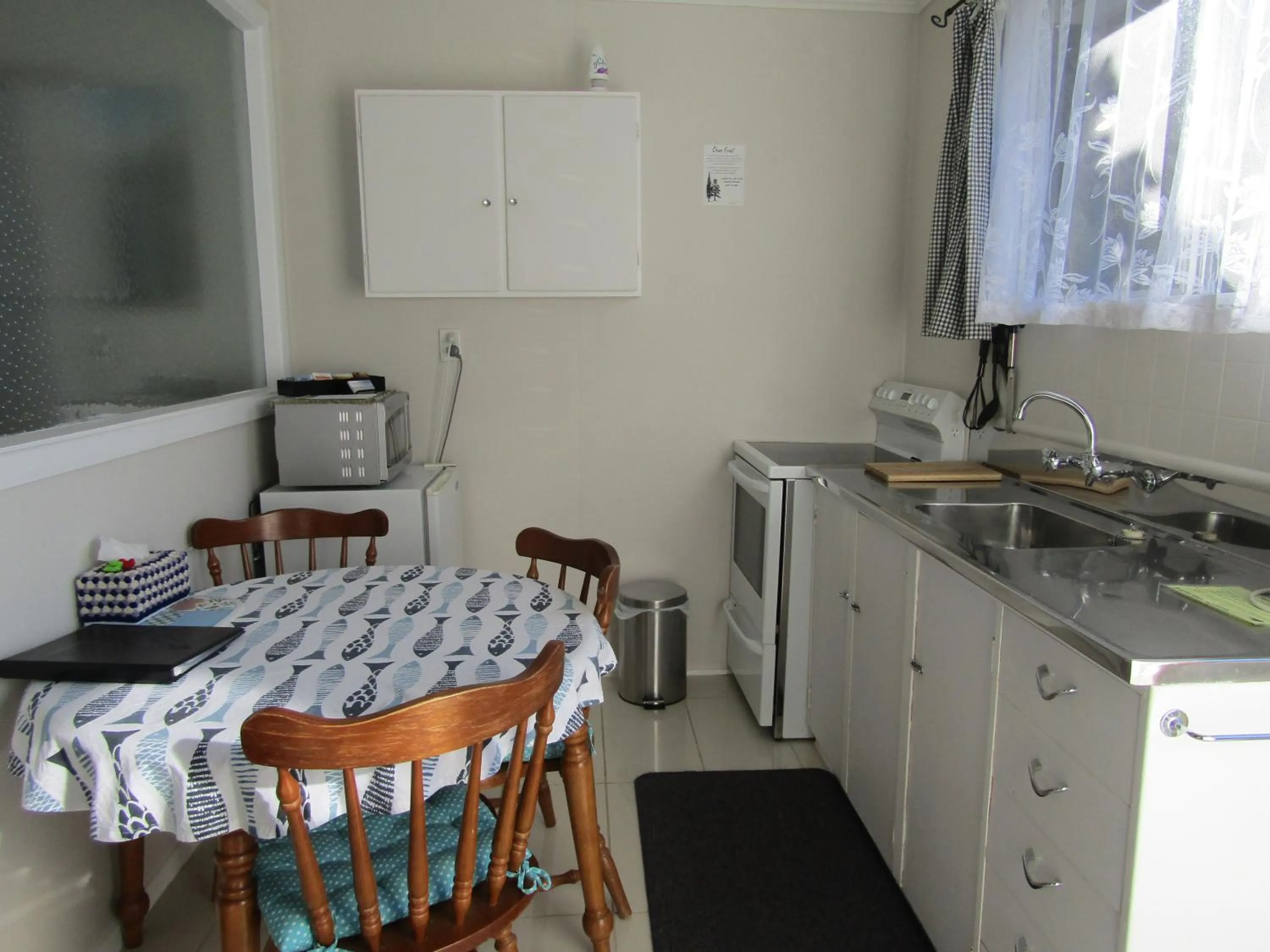 Communal kitchen in Beachside Sunnyvale Motel