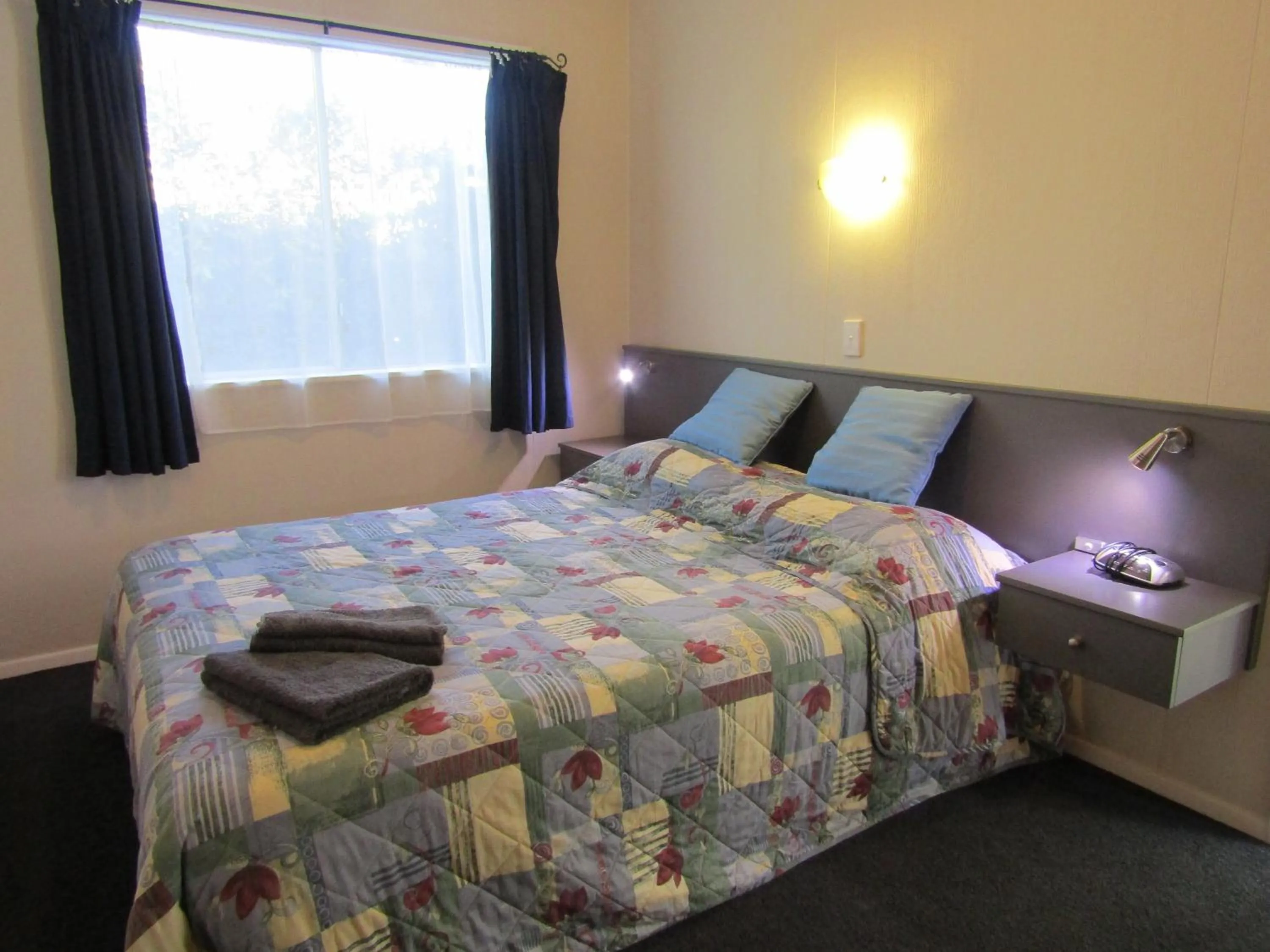 Bed in Beachside Sunnyvale Motel