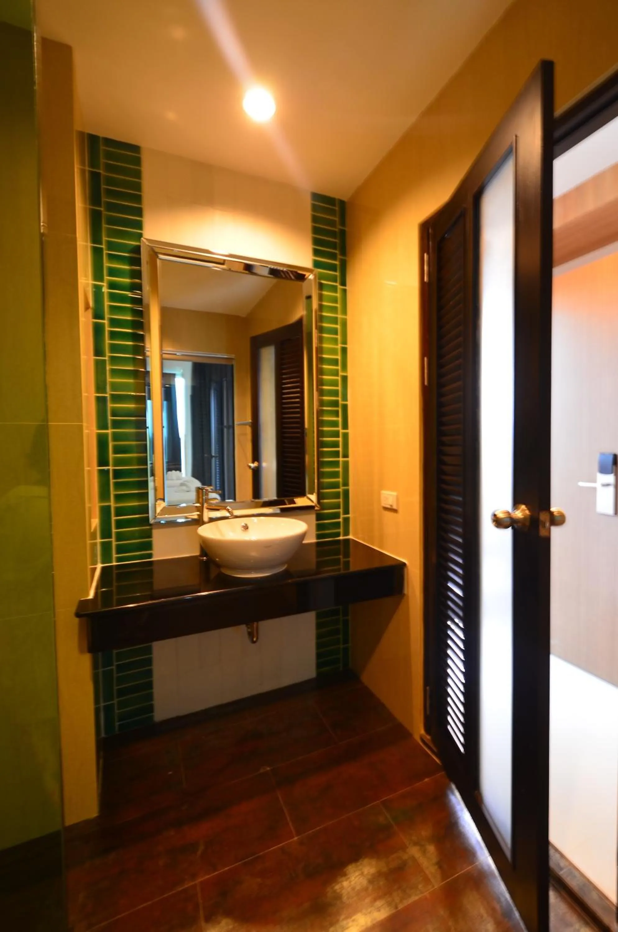 Bathroom, Bed in The River Hotel