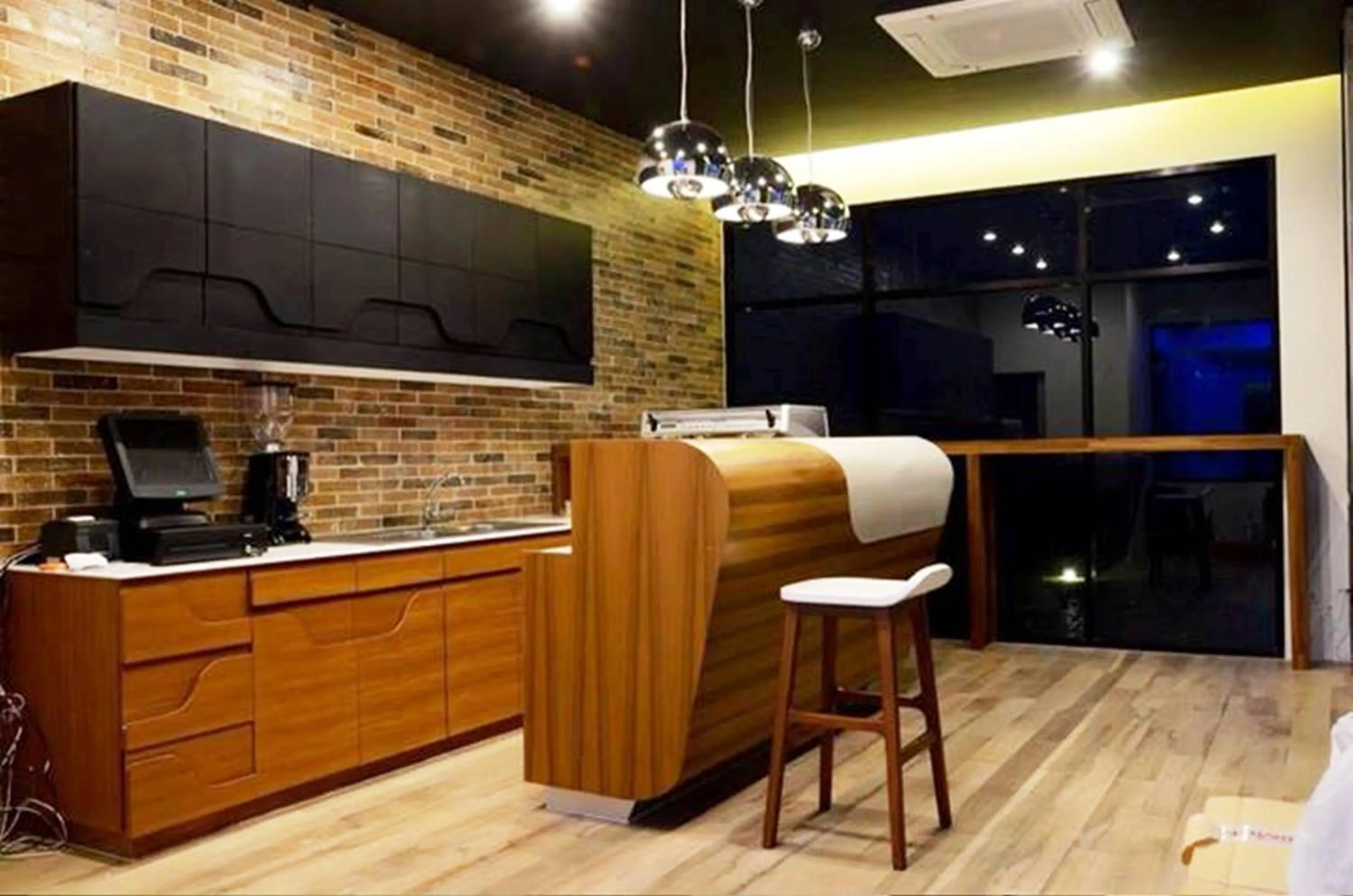 Restaurant/places to eat in The River Hotel