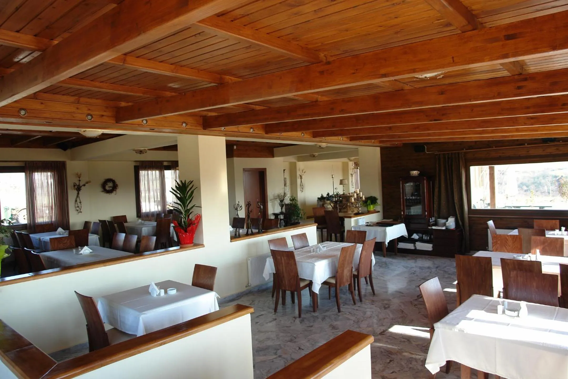 Restaurant/places to eat in Koukos Inn