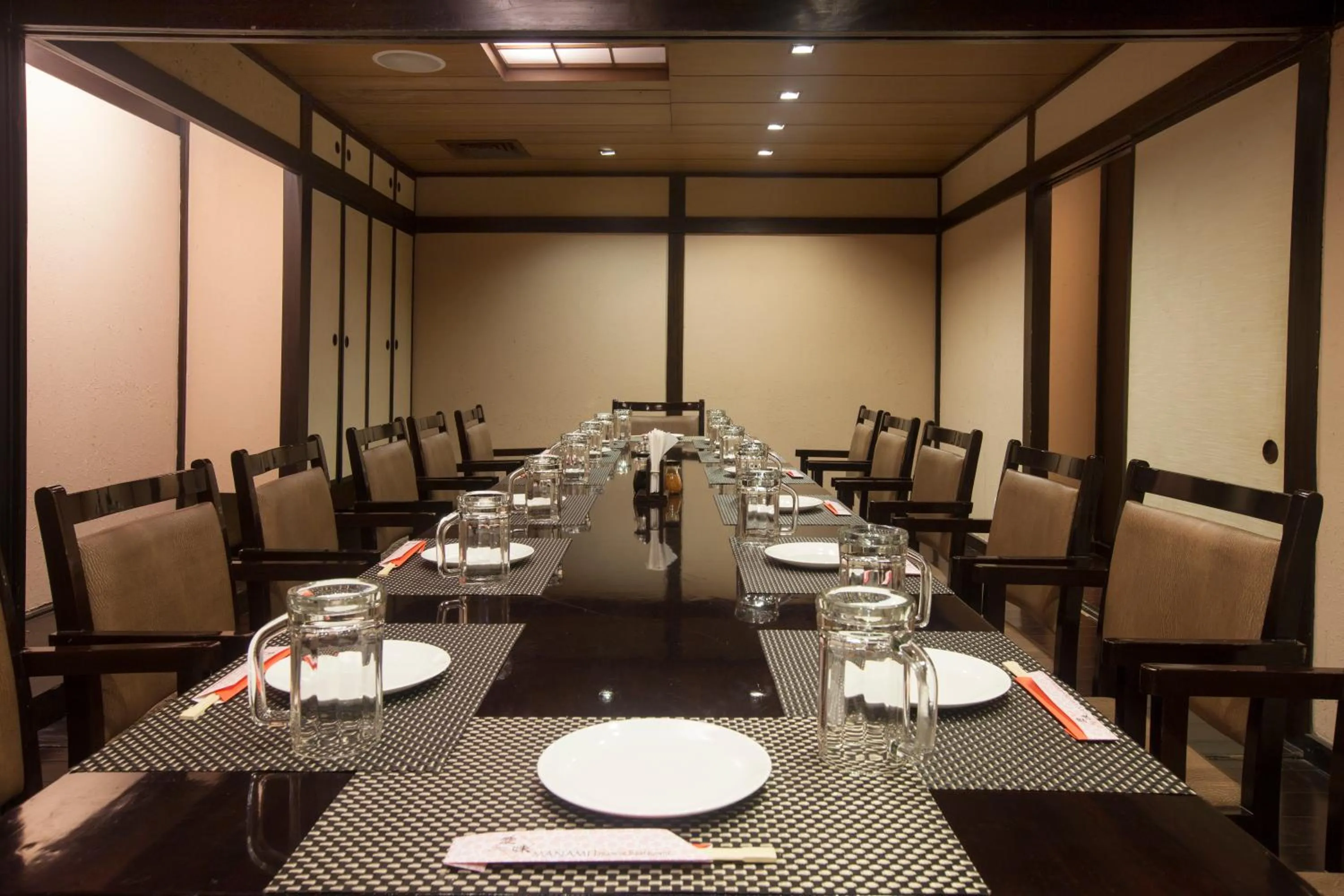 Restaurant/places to eat in Avalon Courtyard Residence Suites