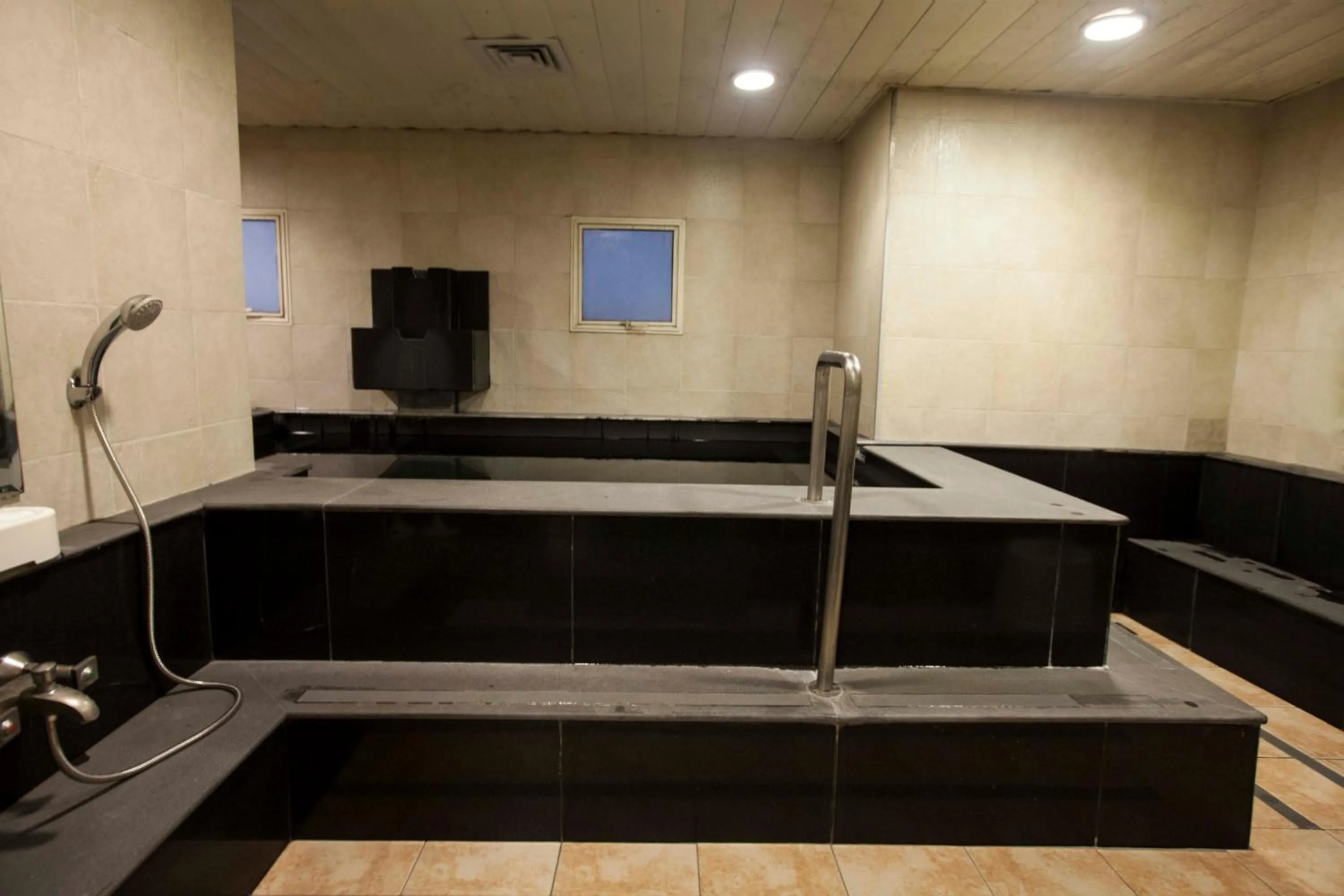 Swimming pool in Avalon Courtyard Residence Suites