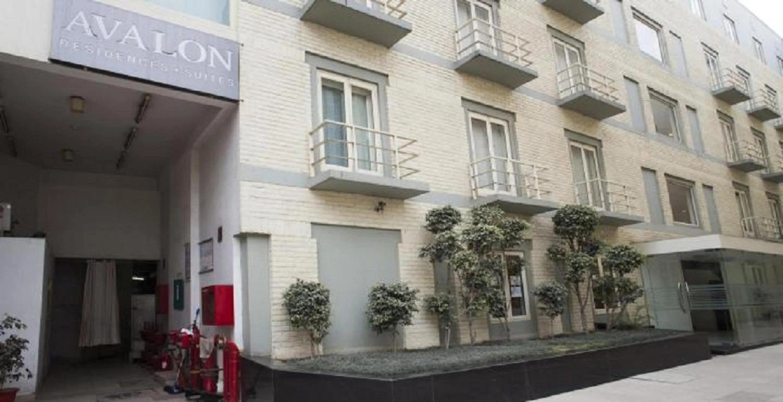 Facade/entrance in Avalon Courtyard Residence Suites