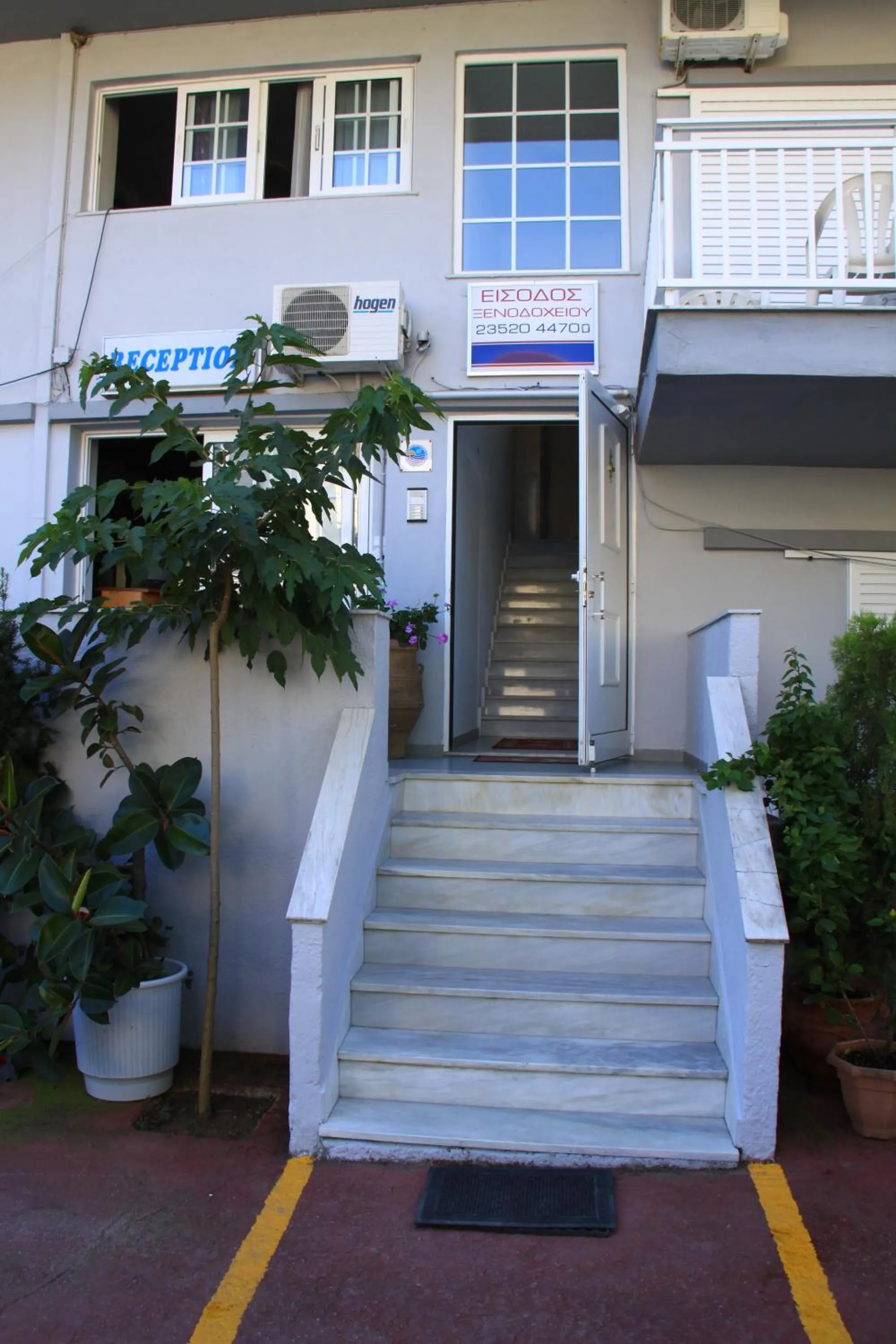 Facade/entrance in Galanis Studios and Apartments
