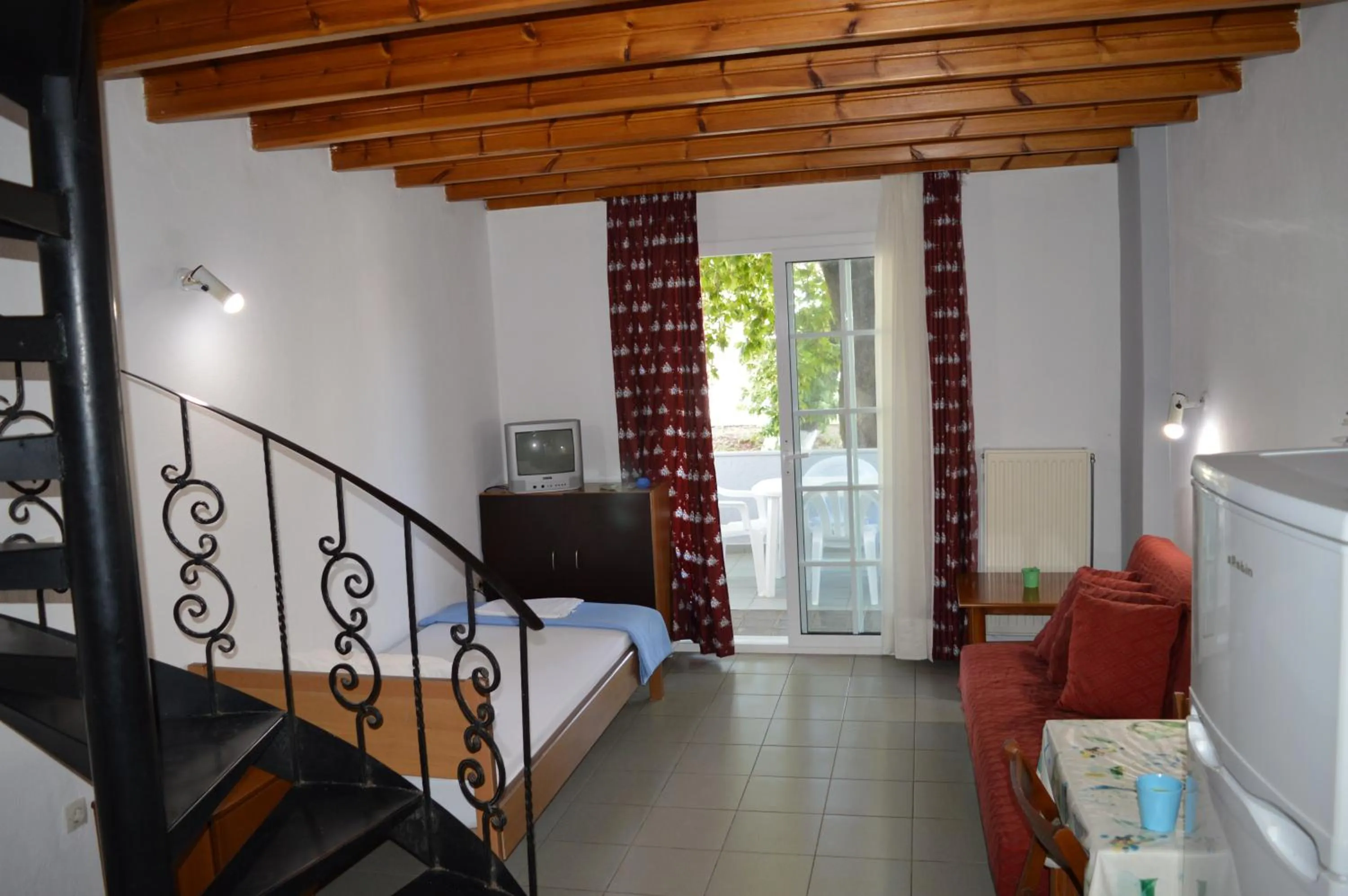 Living room, Bed in Galanis Studios and Apartments