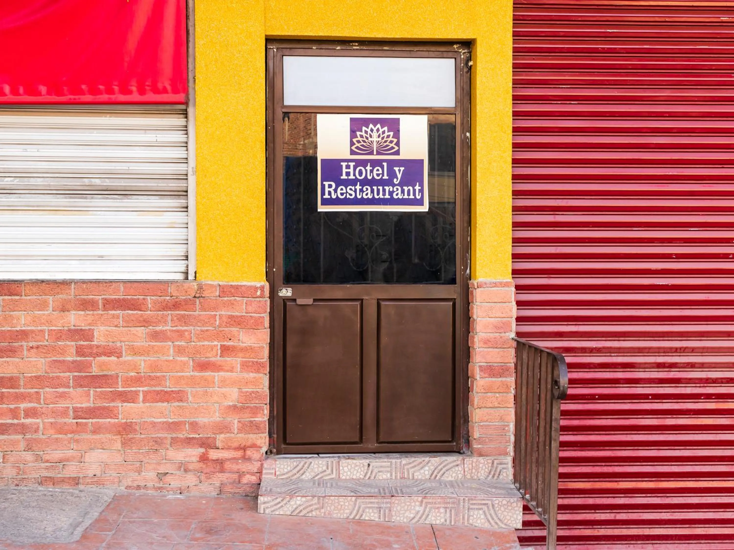 Facade/entrance in Hotel Santa Cruz