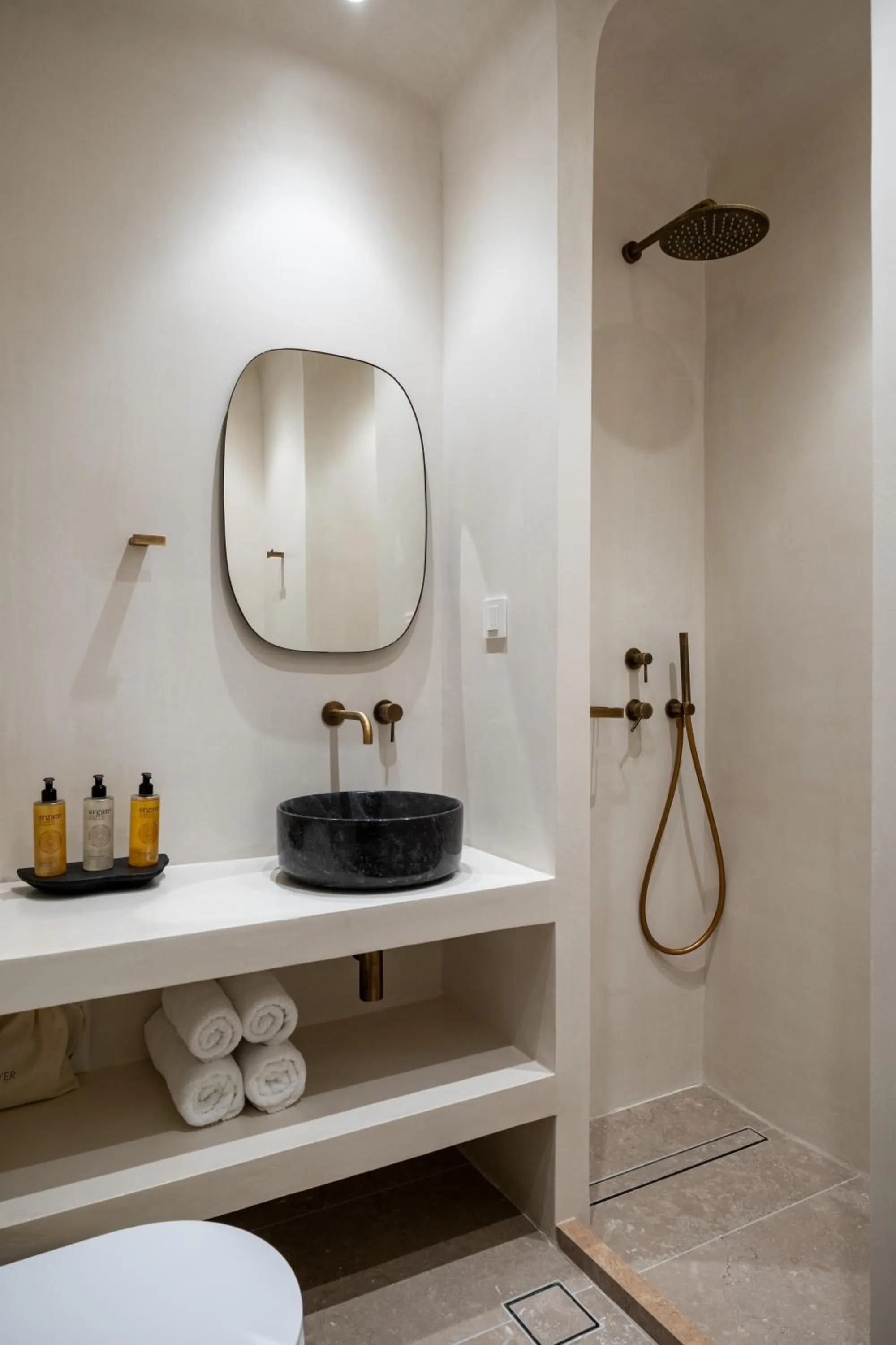 Shower in Hotel Oasis