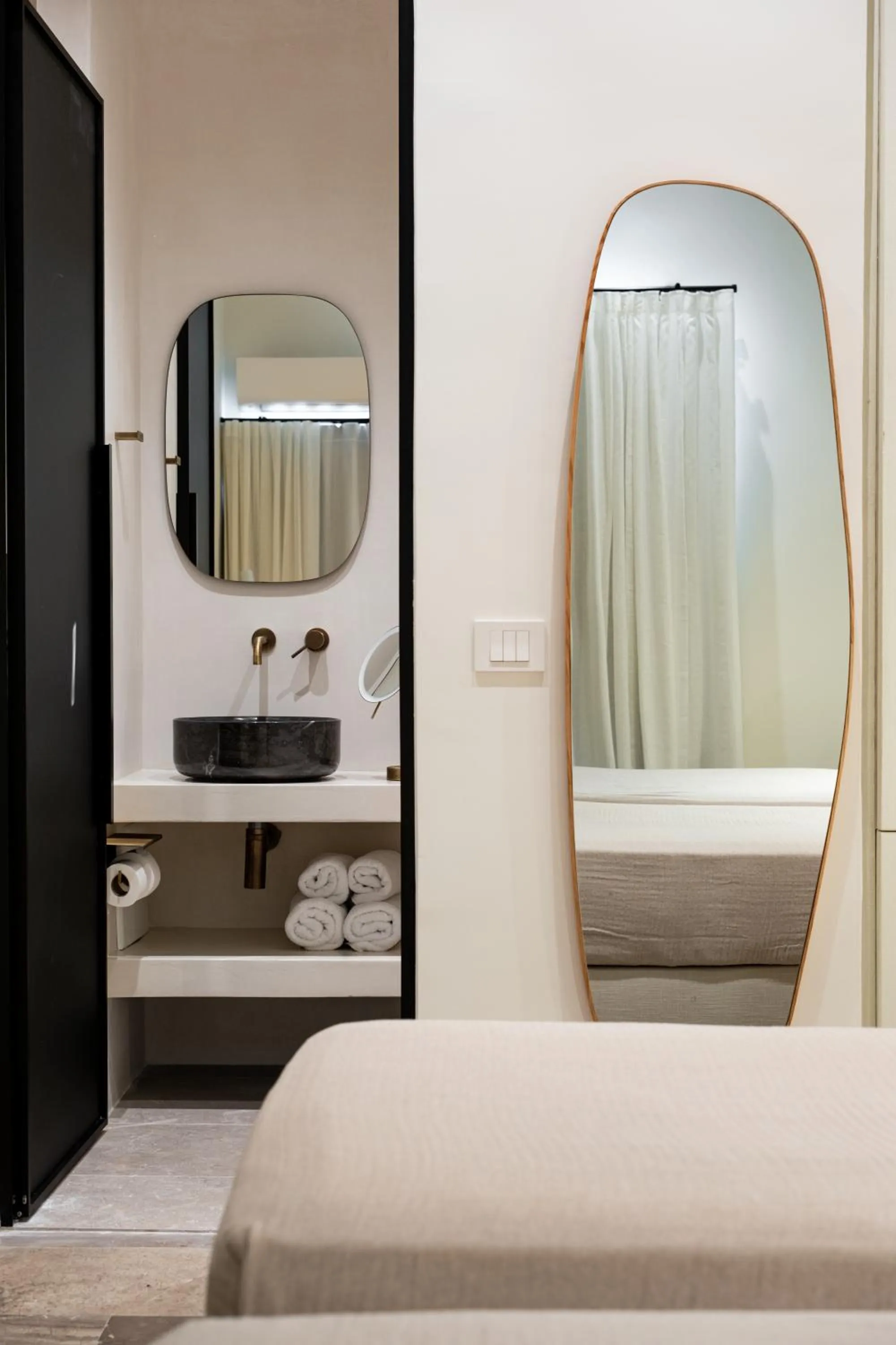 Bathroom, Bed in Hotel Oasis