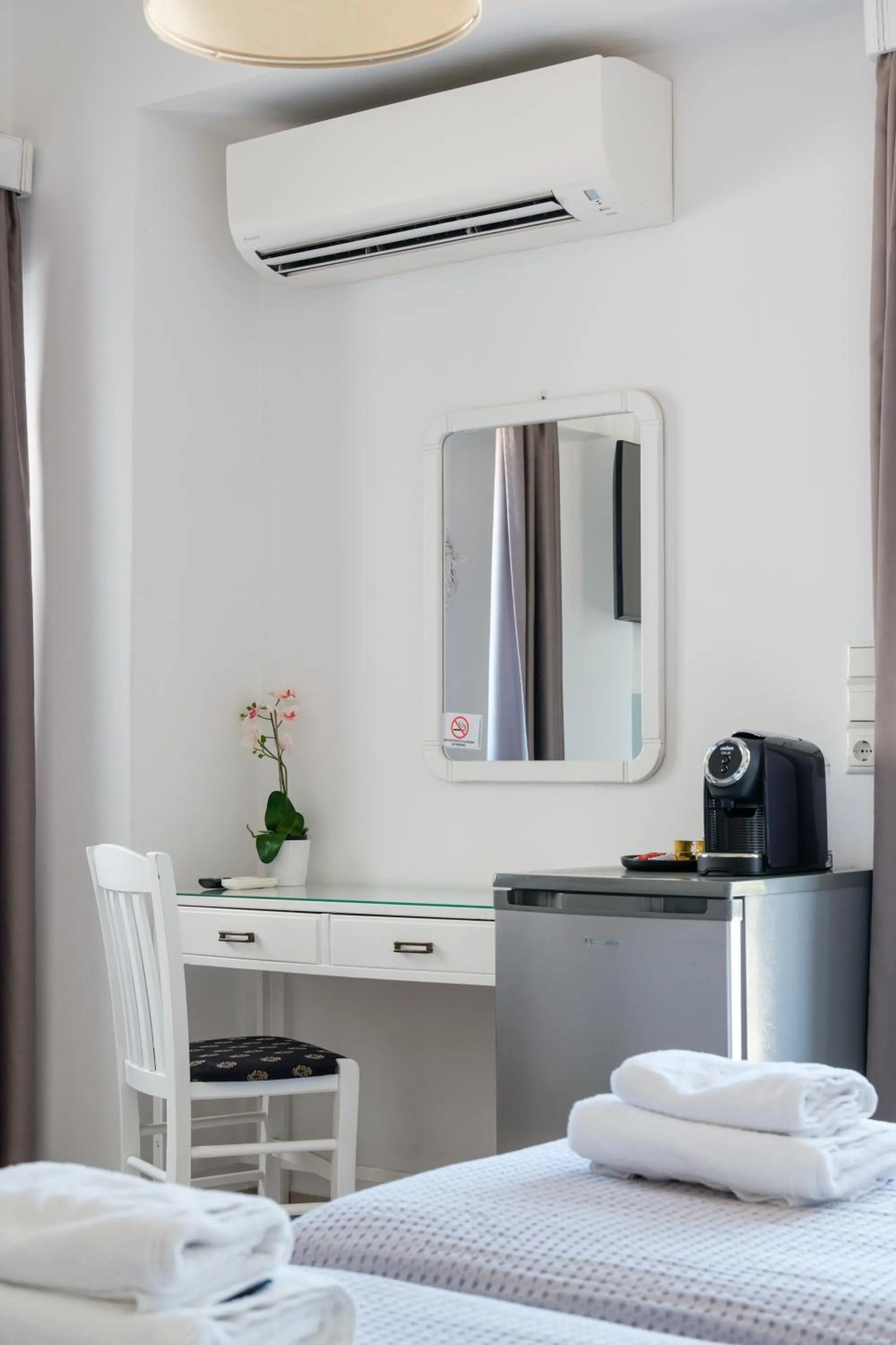 Coffee/tea facilities, Bed in Hotel Oasis