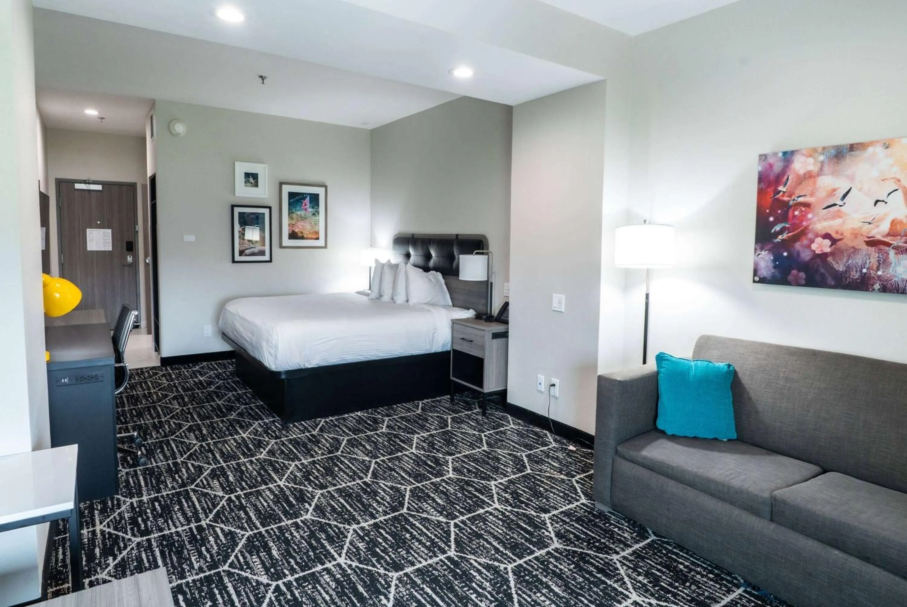 Photo of the whole room, Bed in La Quinta Inn & Suites by Wyndham Corpus Christi Southeast