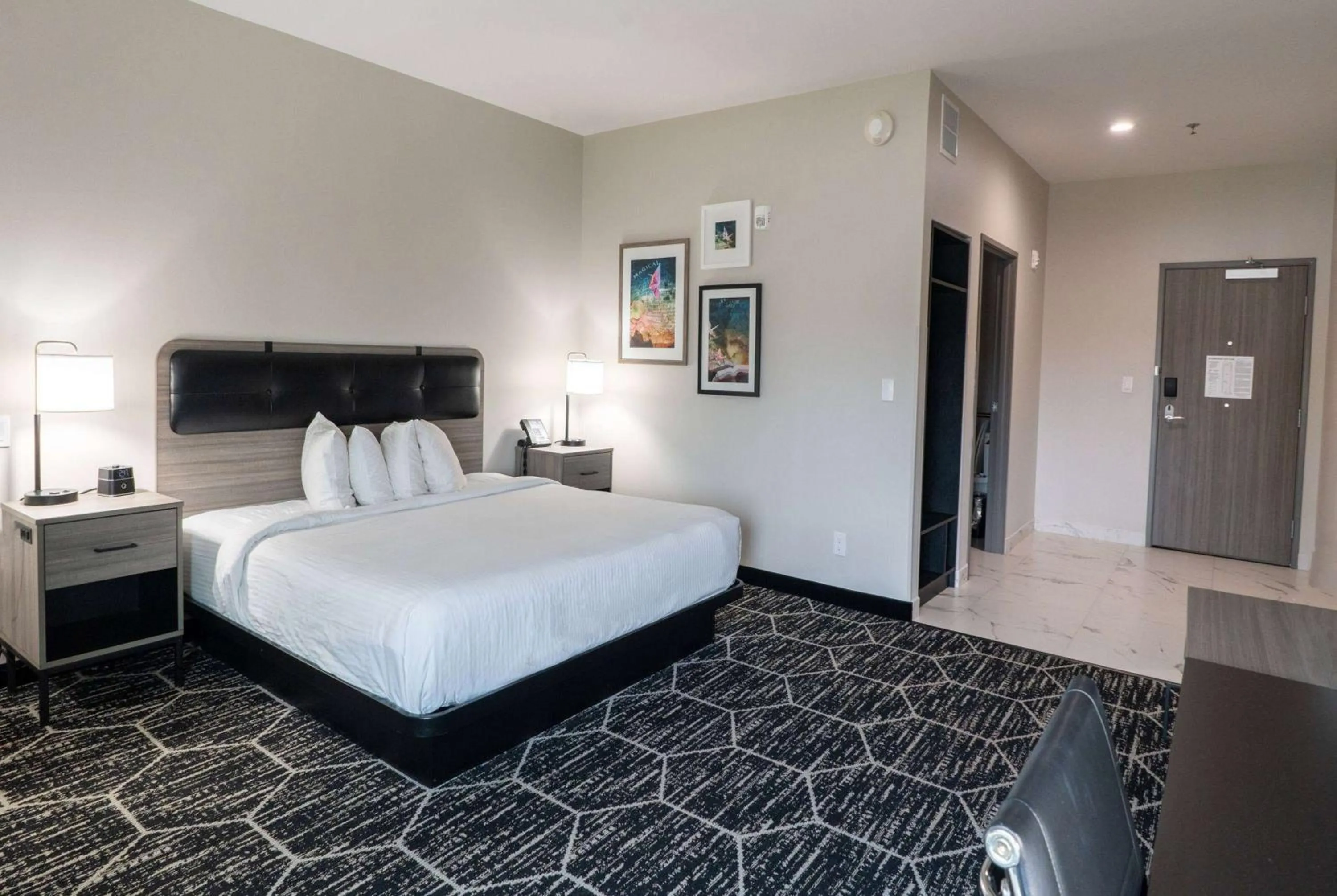 Photo of the whole room, Bed in La Quinta Inn & Suites by Wyndham Corpus Christi Southeast