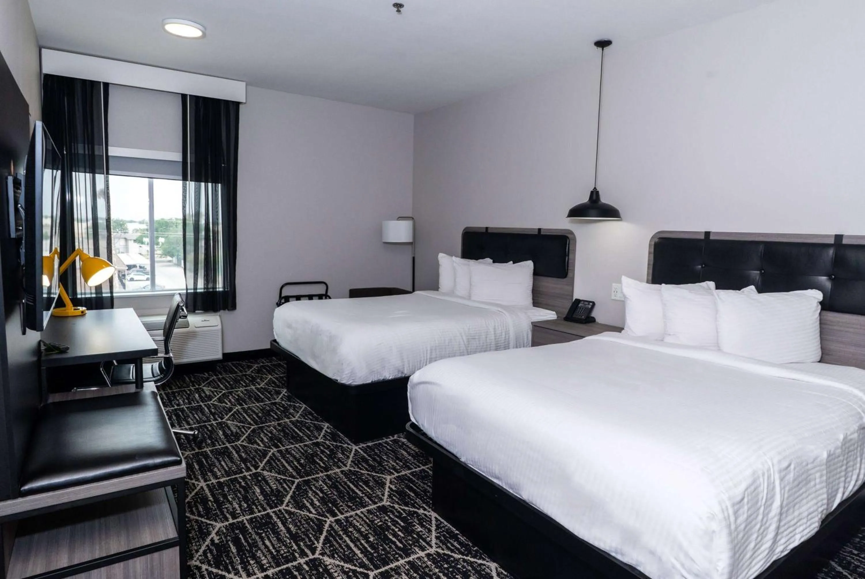 Photo of the whole room, Bed in La Quinta Inn & Suites by Wyndham Corpus Christi Southeast