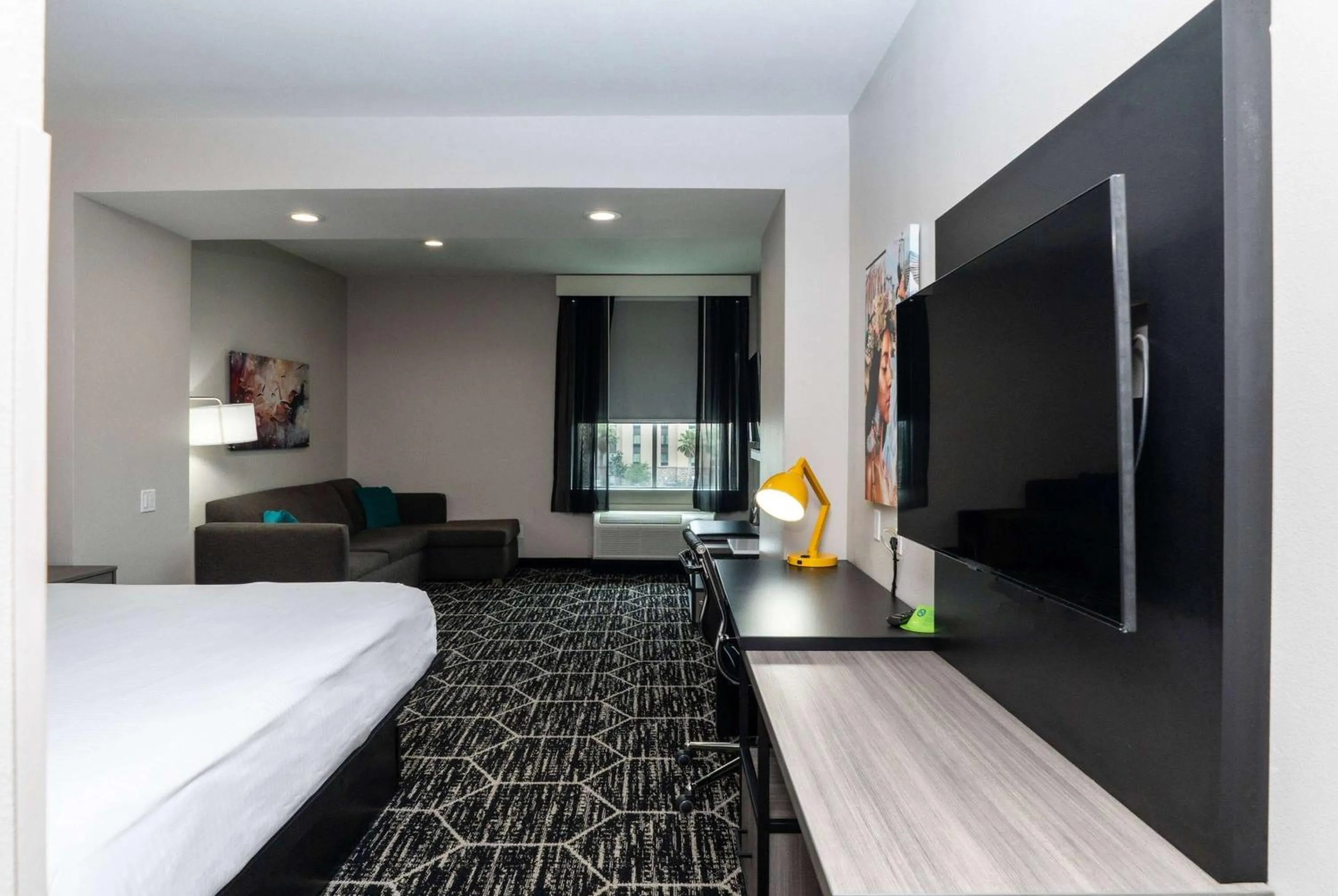 Photo of the whole room, Bed in La Quinta Inn & Suites by Wyndham Corpus Christi Southeast