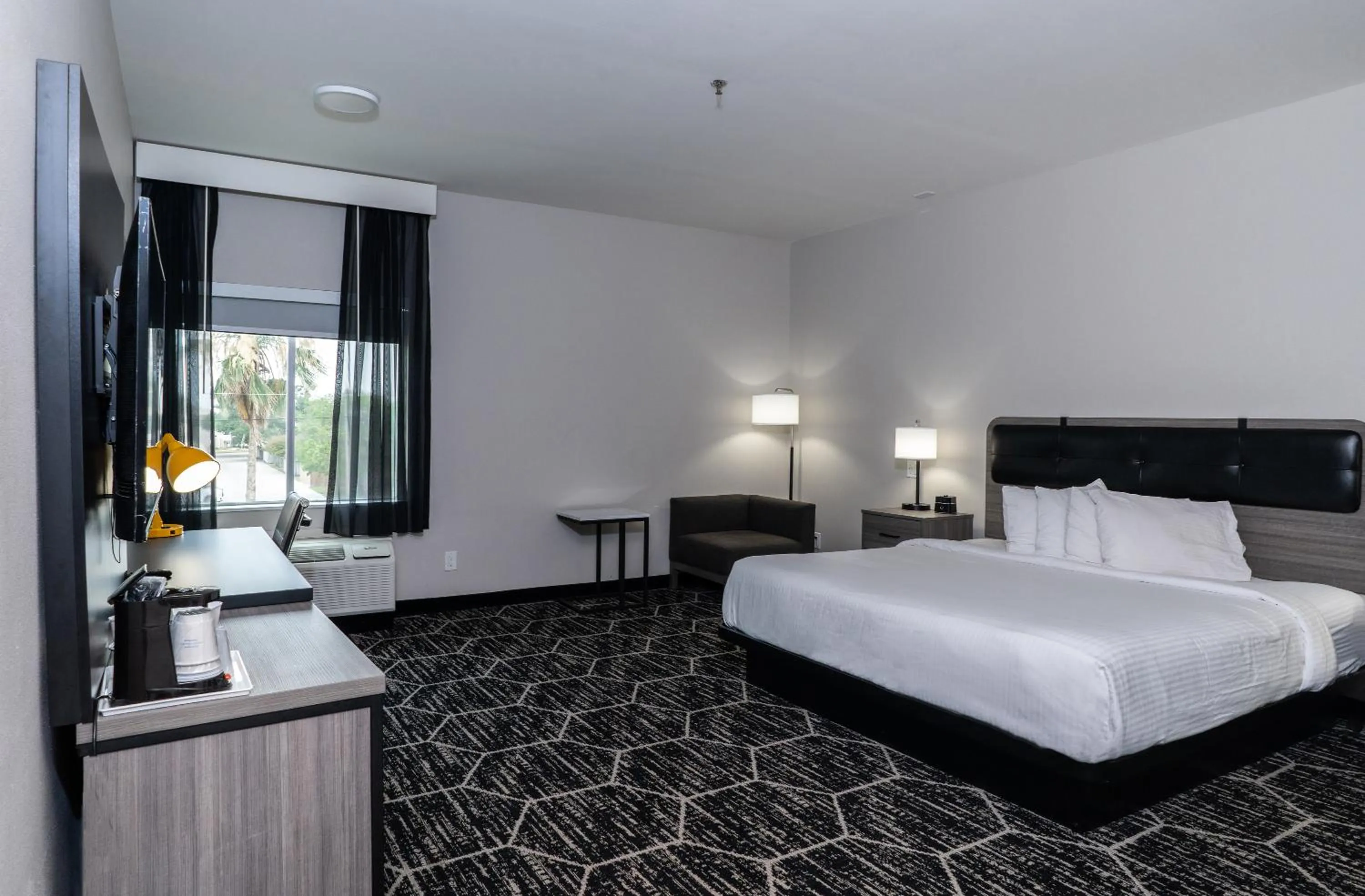 Bed in La Quinta Inn & Suites by Wyndham Corpus Christi Southeast