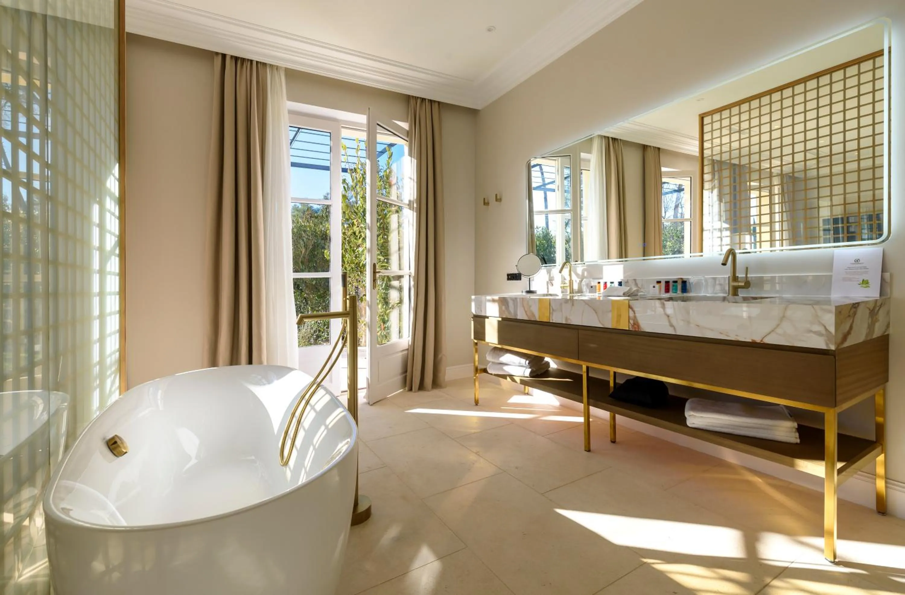 Restaurant/places to eat, Bed in Domaine de Valmouriane